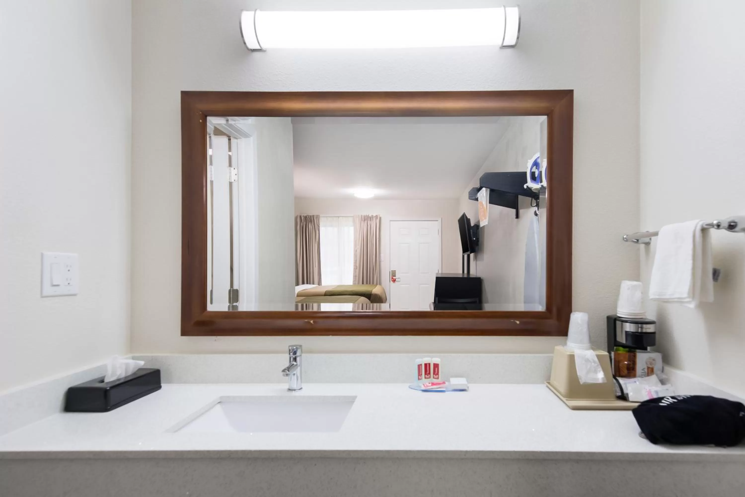 King Room with Roll-in Shower - Mobility Access/Non-Smoking in Super 8 by Wyndham Palestine TX