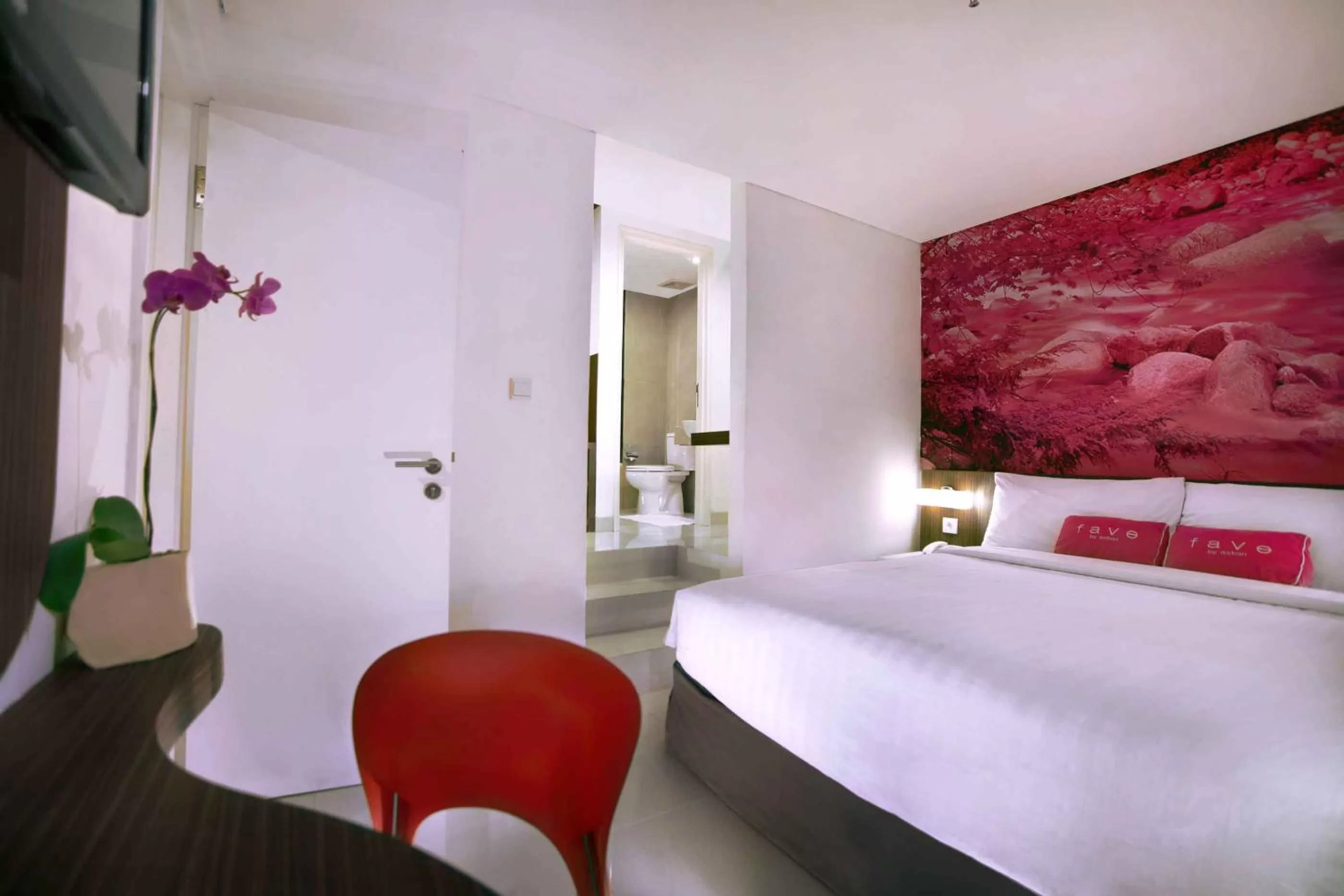 Premier Double Room in favehotel PGC Cililitan
