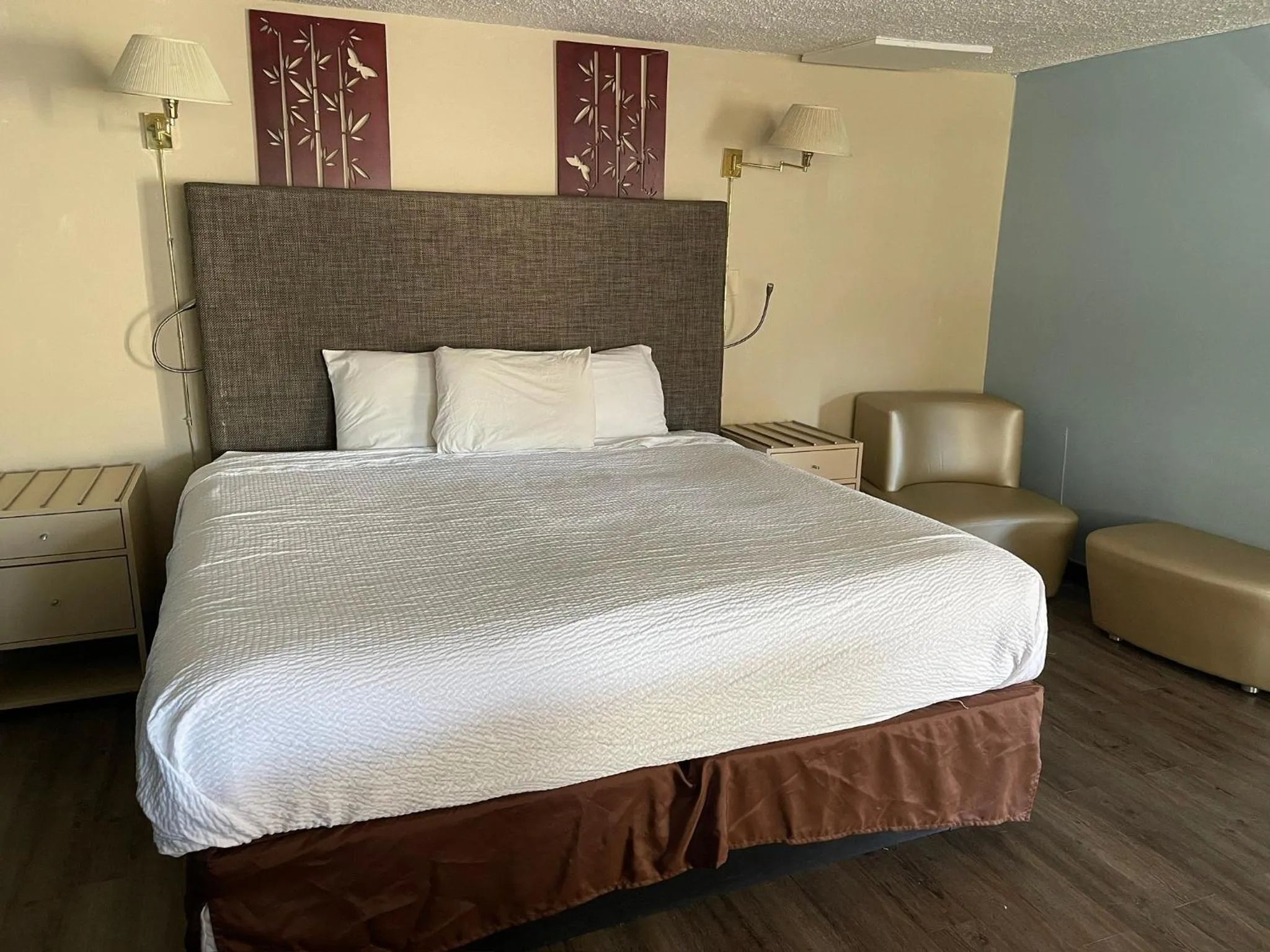 Standard King Room - Non-Smoking  in Safari Motel