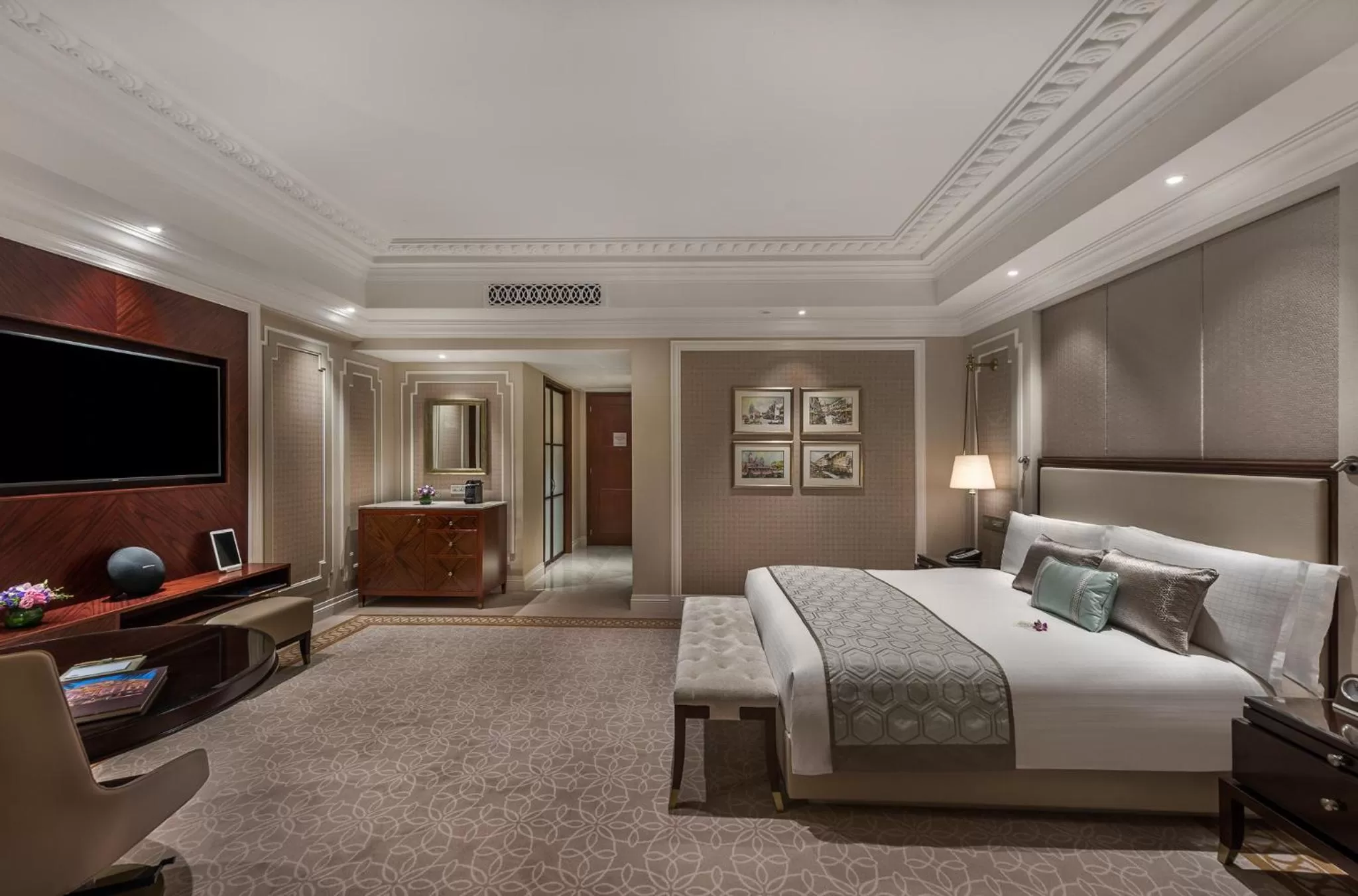 Taste the Good Life Package - Esplanade Room with Complimentary Breakfast and $100 SGD net flexible Dining Credits per stay in The Fullerton Hotel Singapore