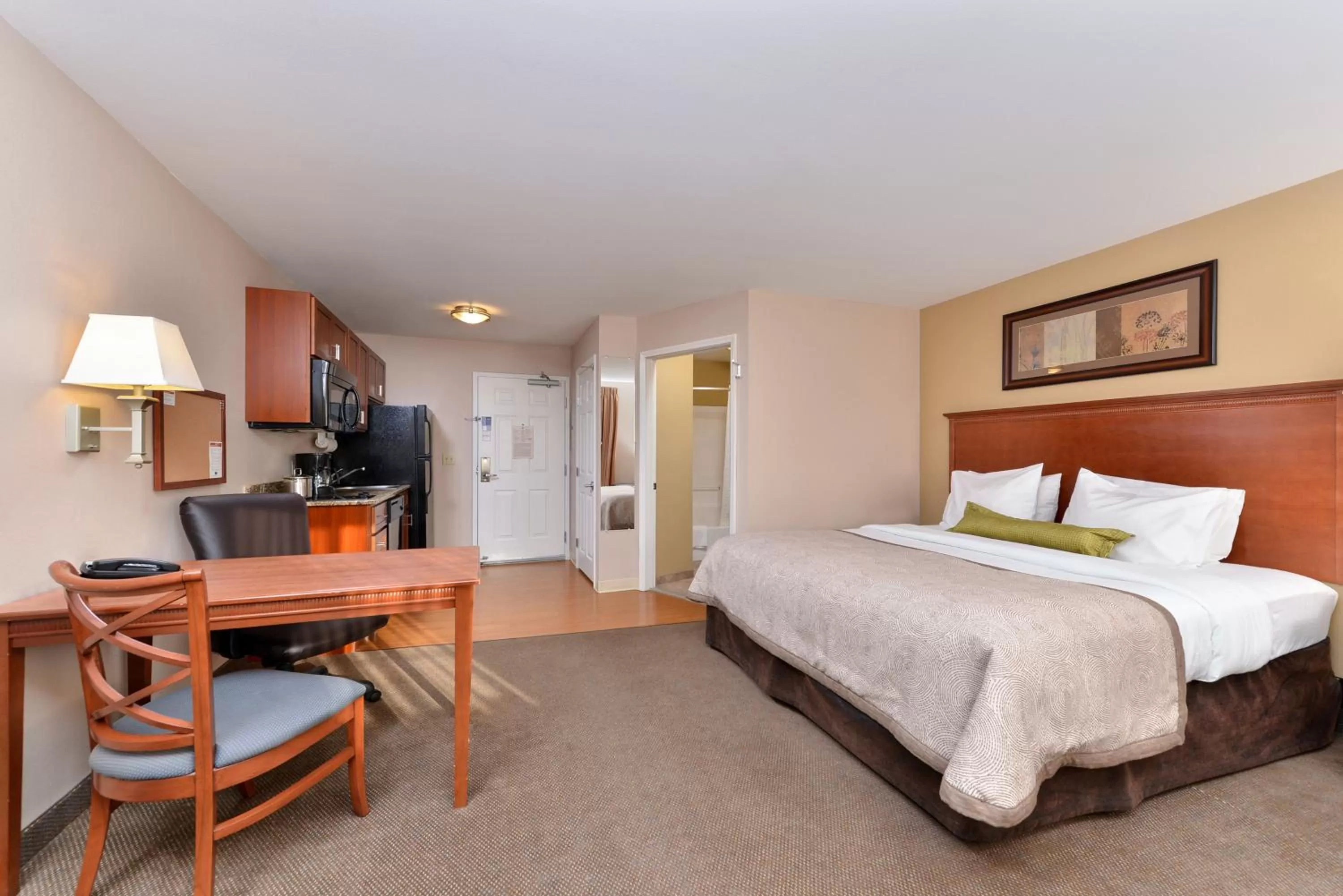 Queen Studio in Candlewood Suites Williston by IHG