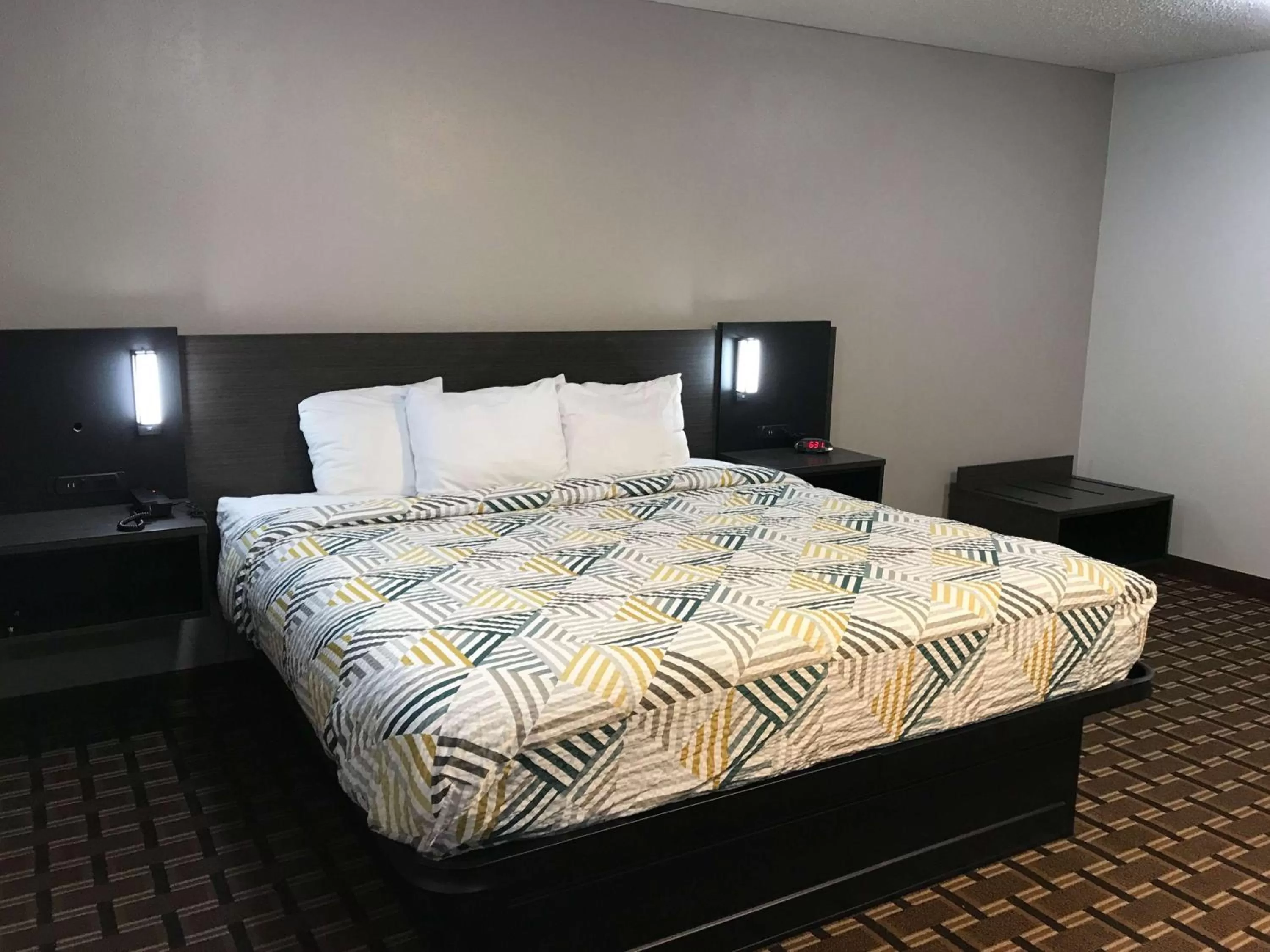 1 King Bed - Suite, Non Smoking, sofa bed in Studio 6 Suites Tupelo, MS