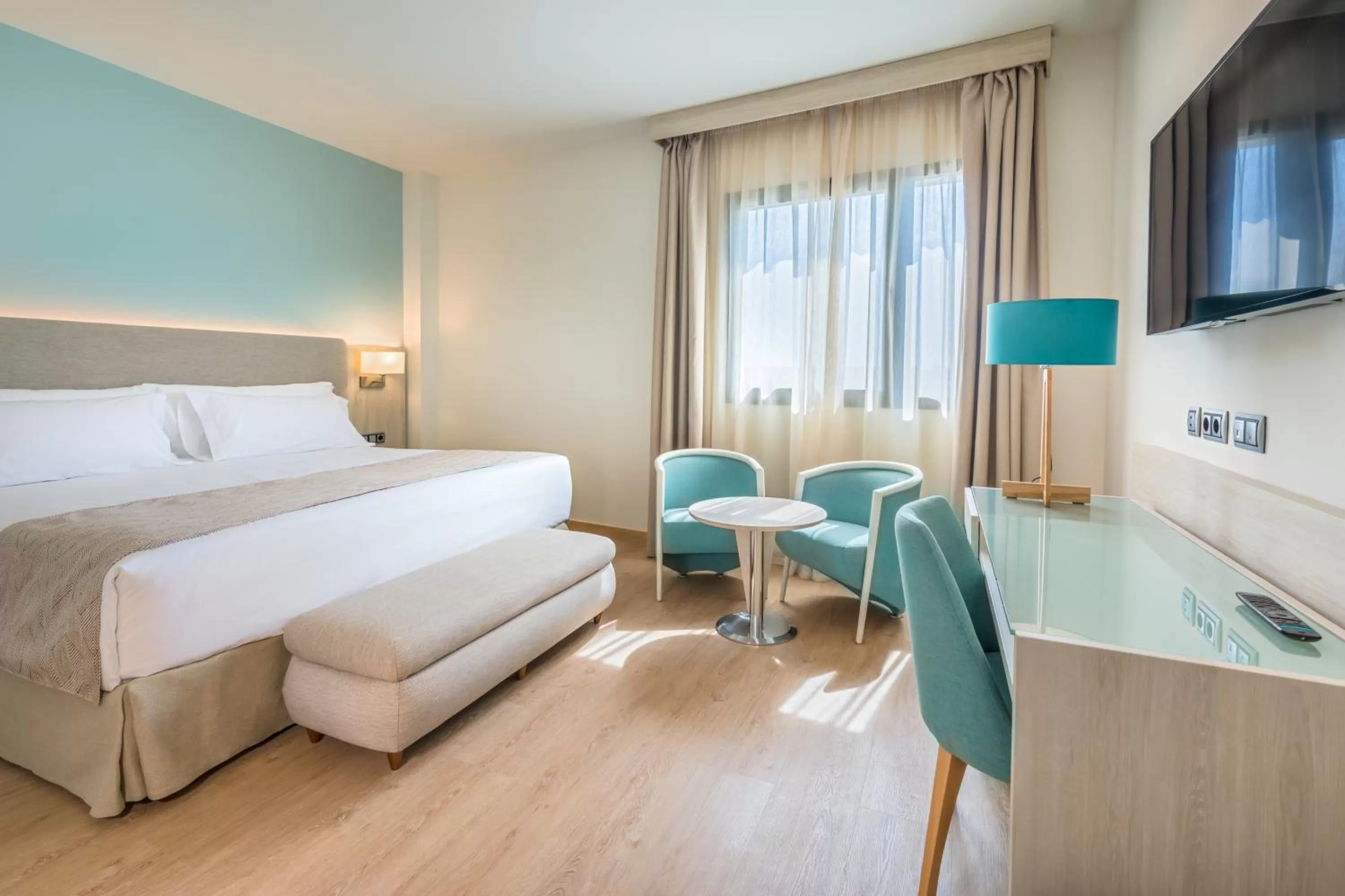 Photo of the whole room, Bed in Occidental Sevilla Viapol