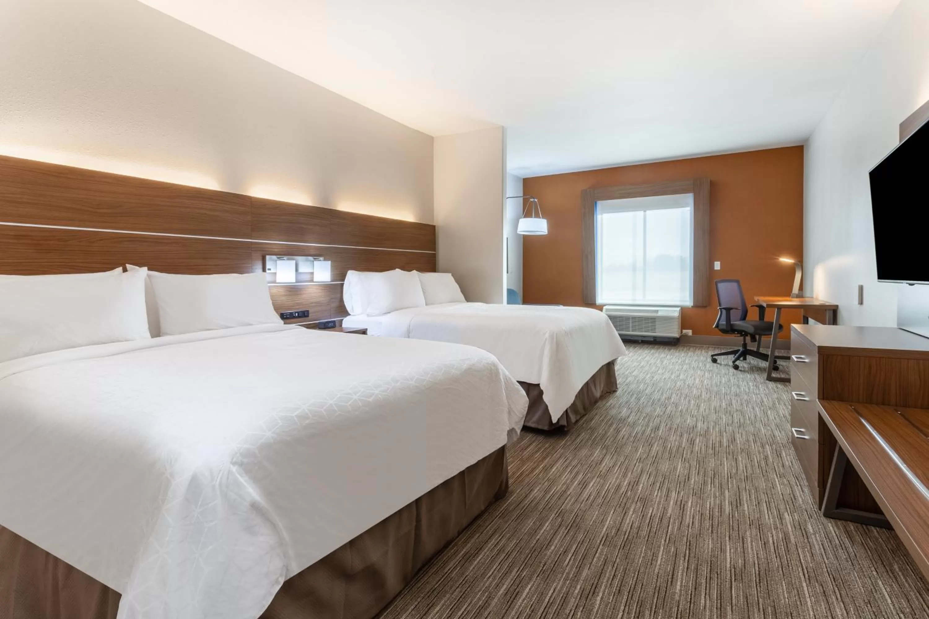 Queen Suite with Two Queen Beds and Mobility Accessible Tub - Non-Smoking in Holiday Inn Express & Suites Kearney by IHG