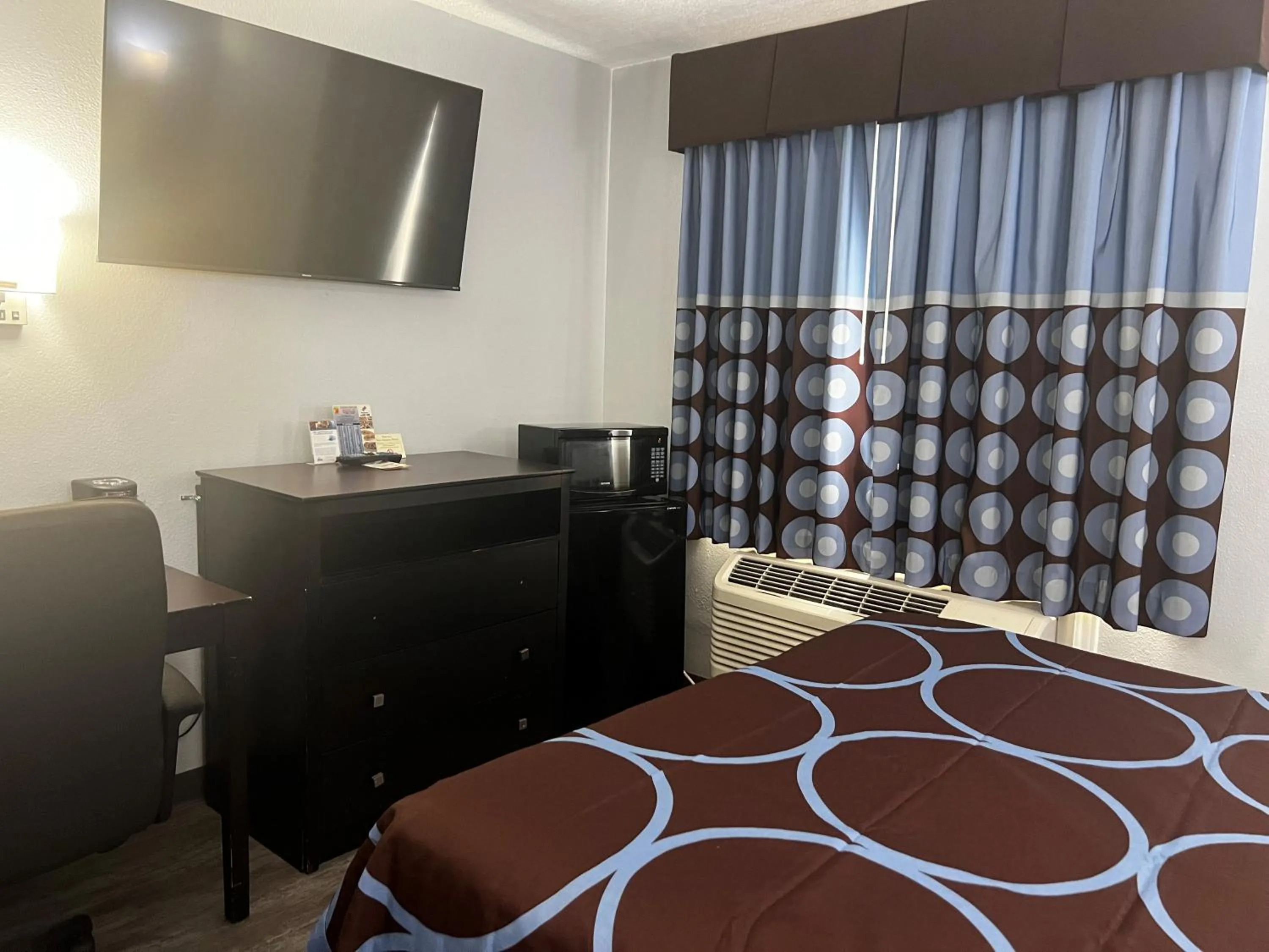 1 Queen Bed Mobility Accessible Room Non-Smoking in Super 8 by Wyndham Cleveland TX