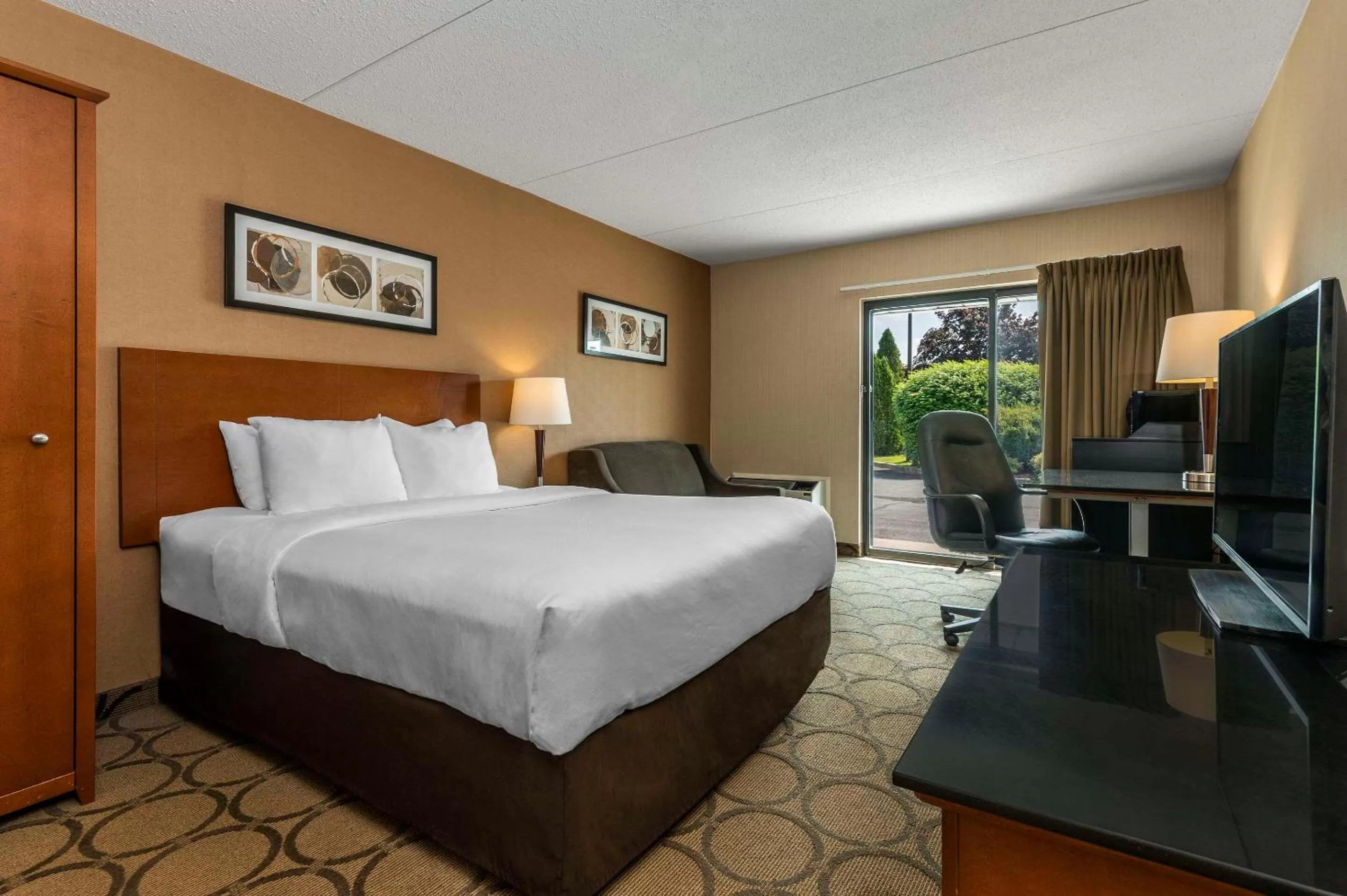 Deluxe Queen Room with Sofa Bed - Ground Floor in Comfort Inn Baie-Comeau