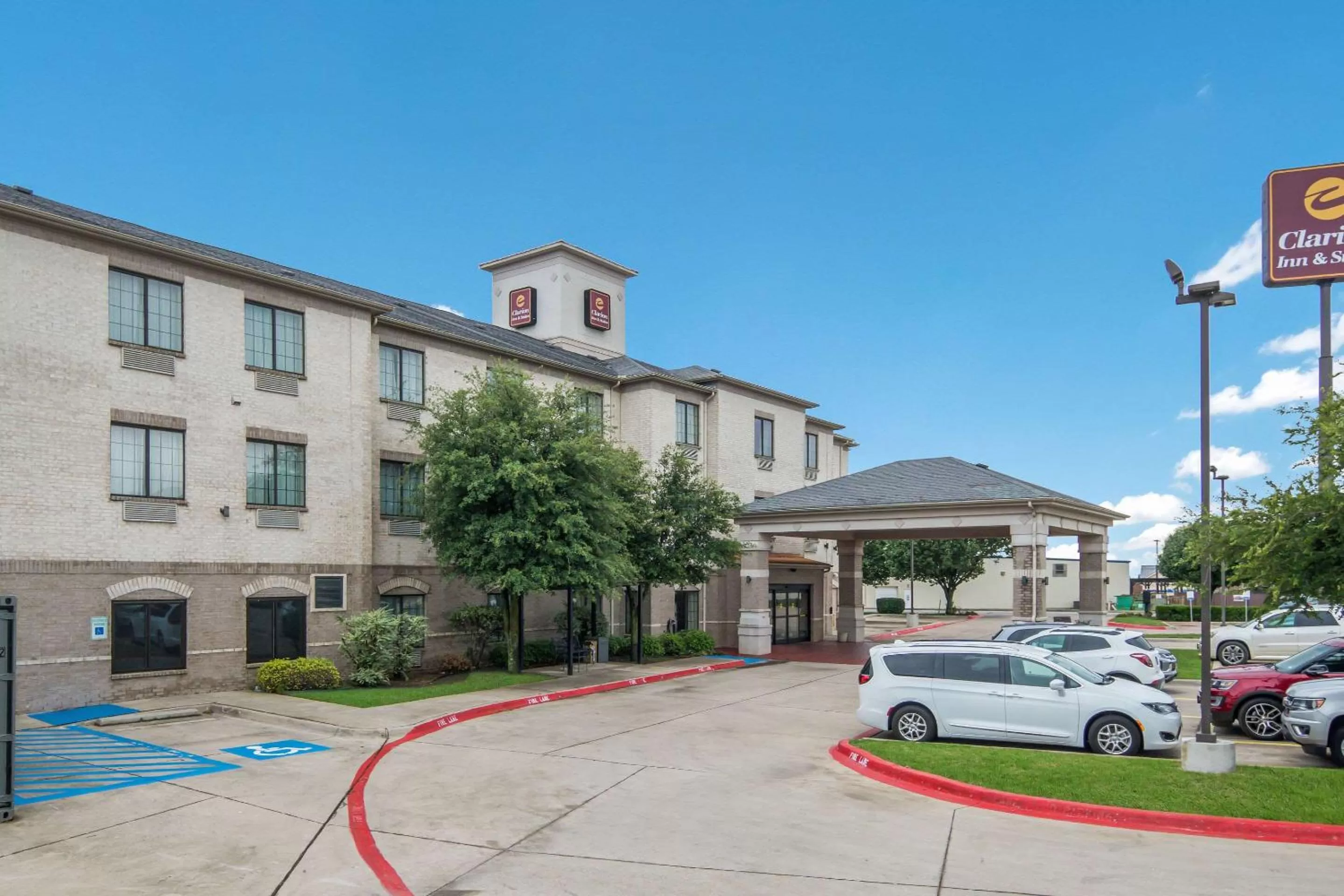 King Suite with Whirlpool - Non-Smoking in Clarion Inn & Suites Weatherford South