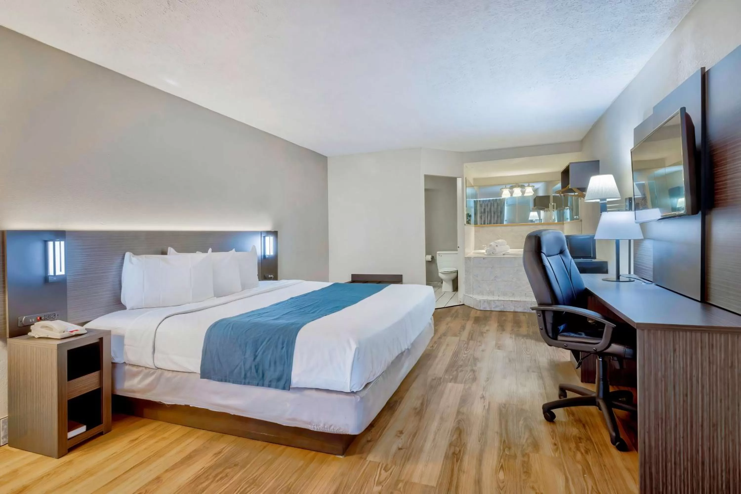 King Room with Spa Bath - Non-Smoking in Motel 6 Morgantown