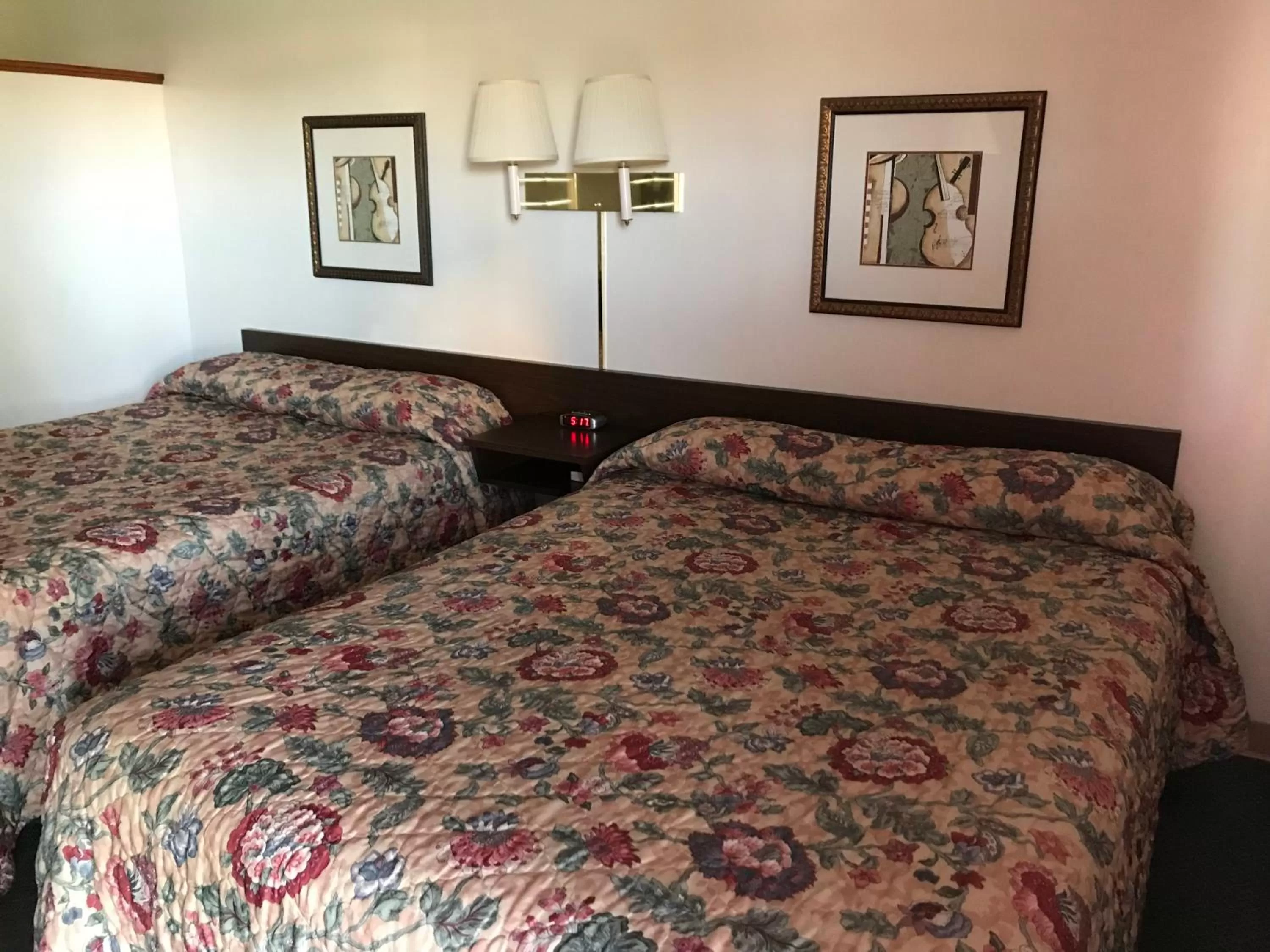 Deluxe Double Queen Room with Bath in Motel Grand