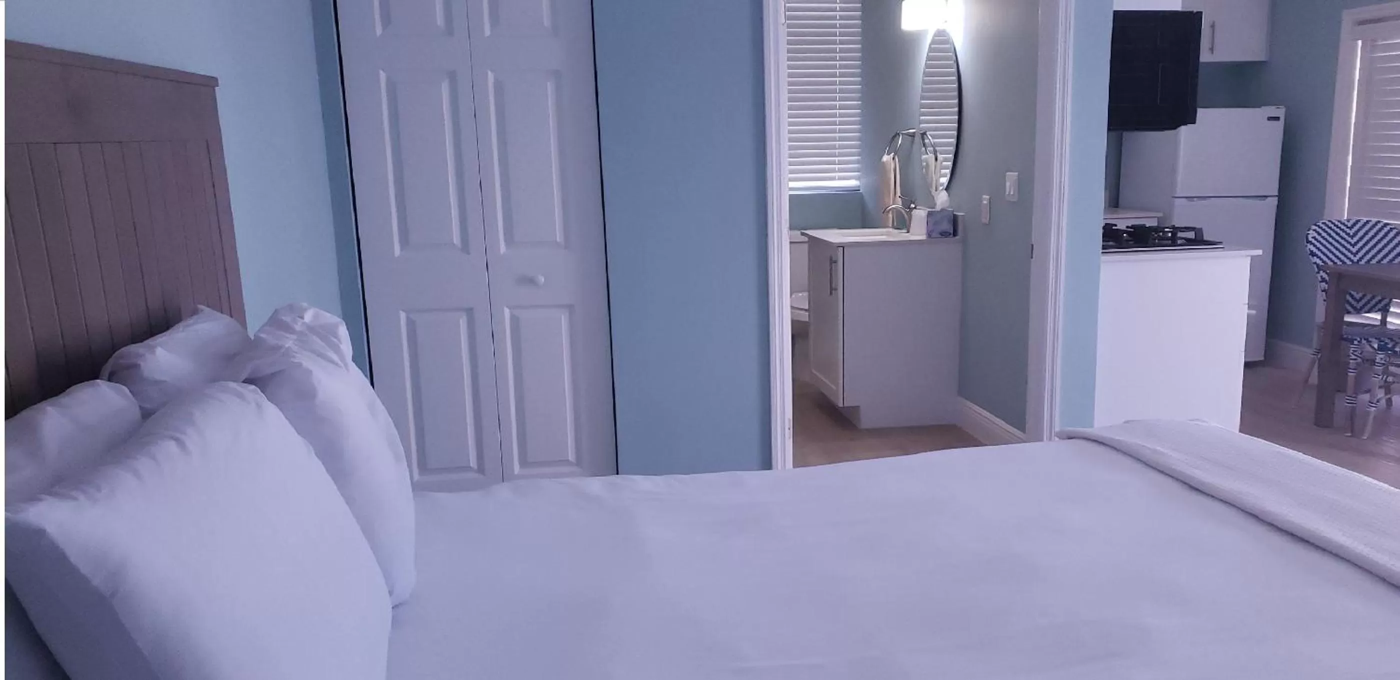 Standard Queen Room - Hearing Accessible in Rainbow Bend Resort