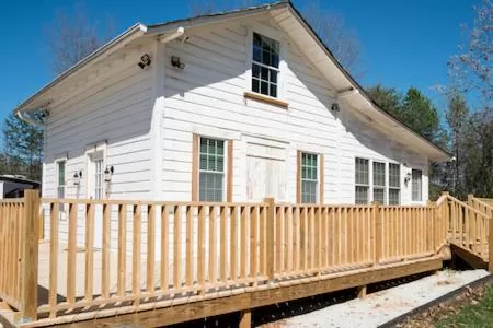 Deluxe Queen Studio  in Swamp Rabbit Inn Travelers Rest