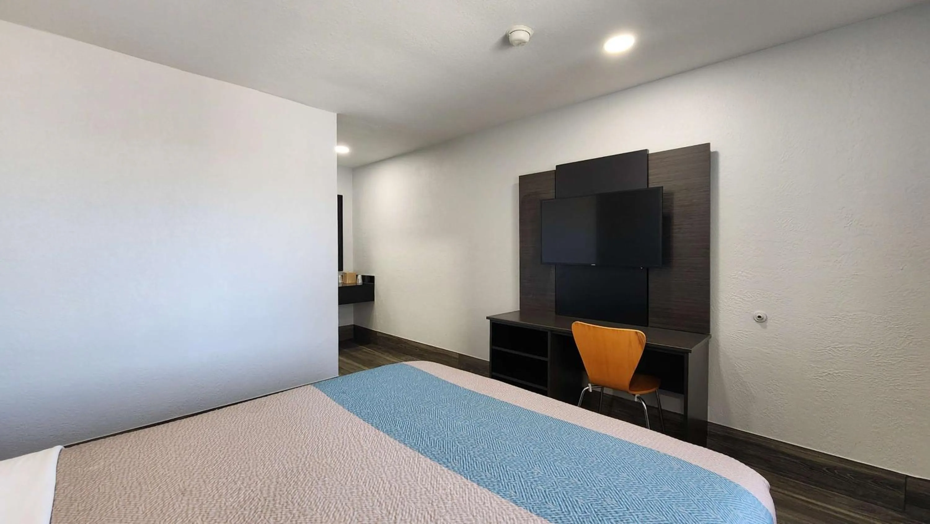 Queen Room in Motel 6-Galveston, TX