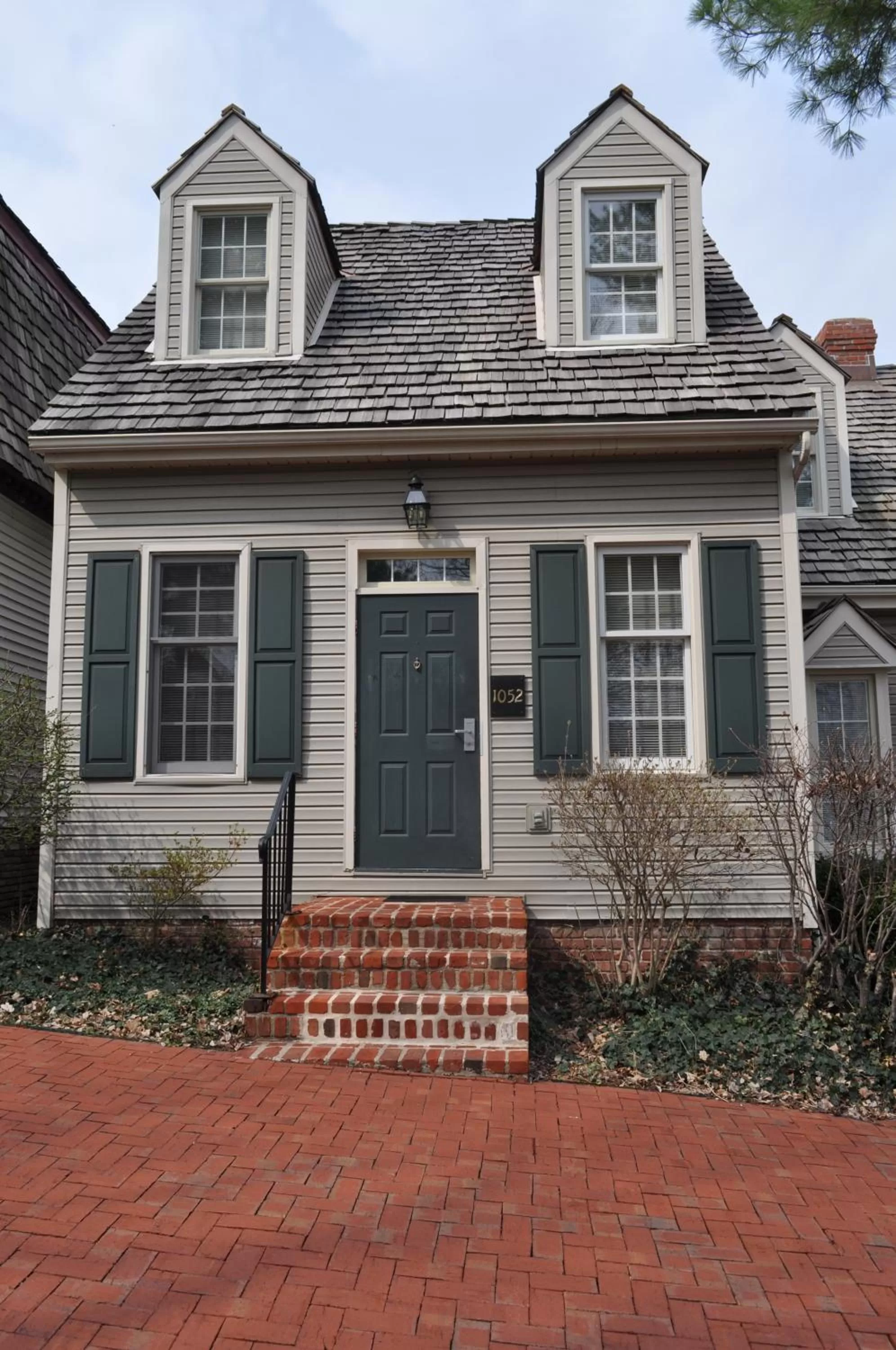 Queen Townhouse in Century Suites Hotel