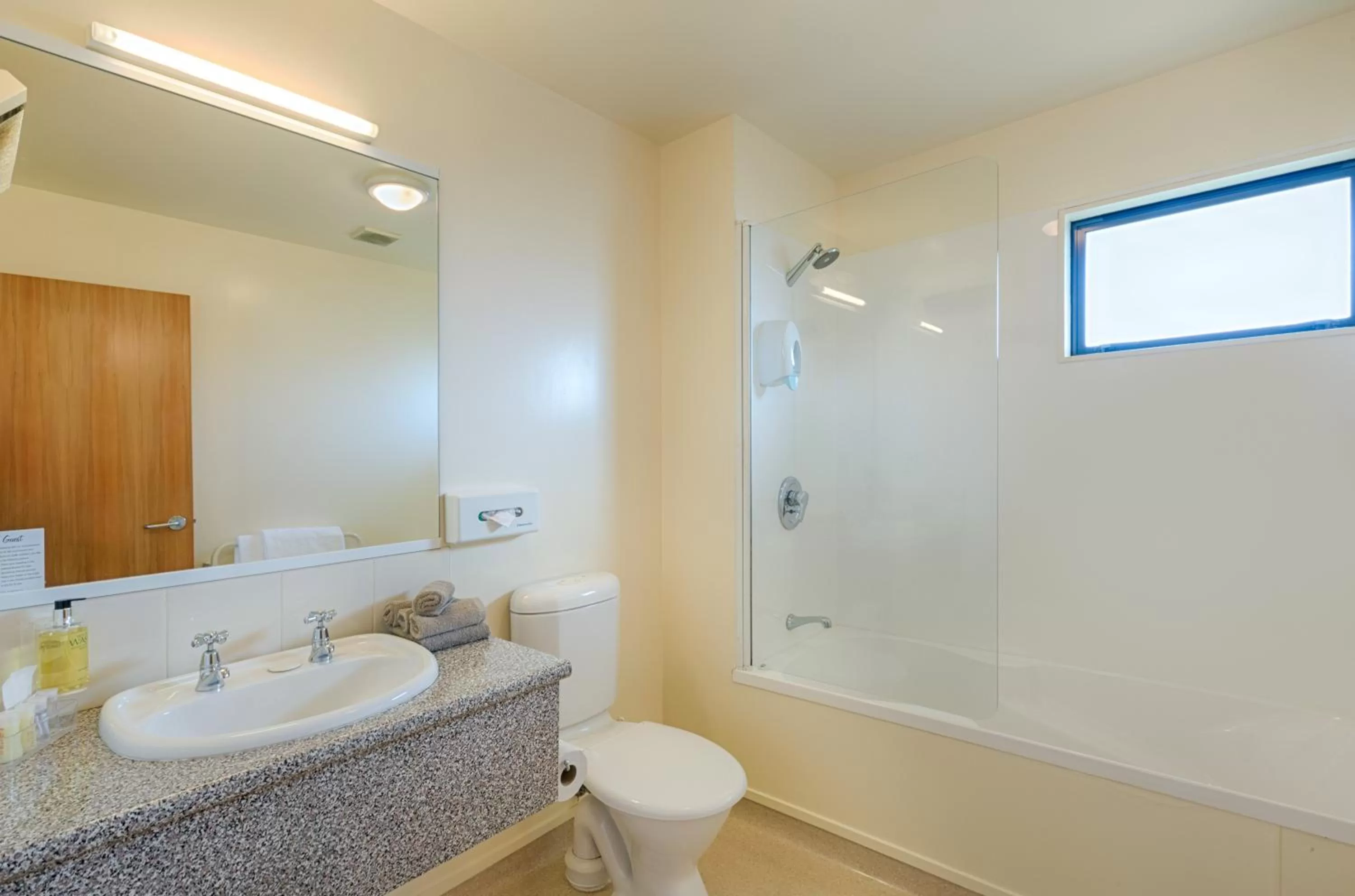 One-Bedroom Suite with Spa Bath - single occupancy in Bella Vista Motel Palmerston North