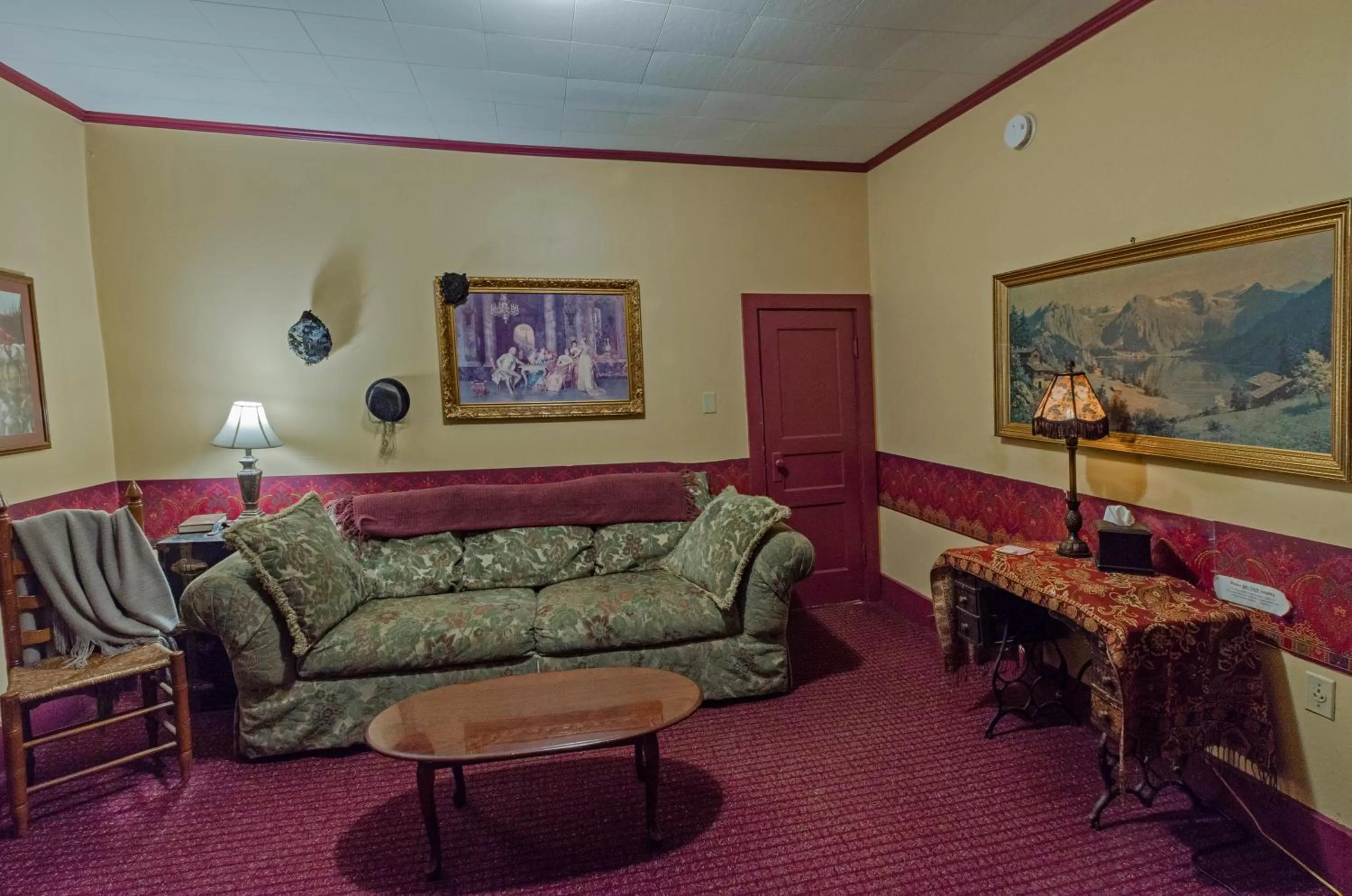 Deluxe Queen Suite in Armour's Hotel & Spa