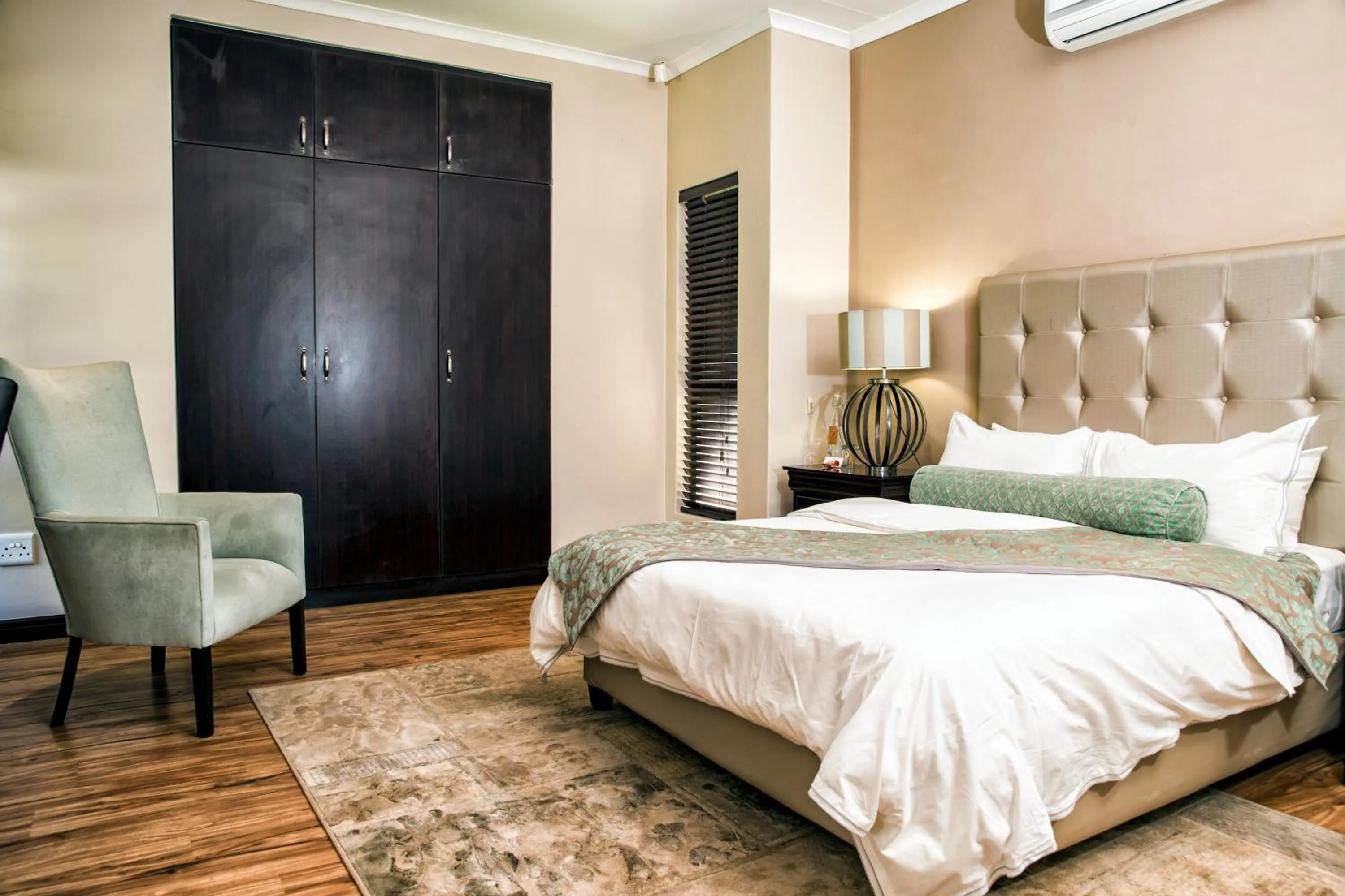 Deluxe Double Room with Shower - single occupancy in Browns Manor