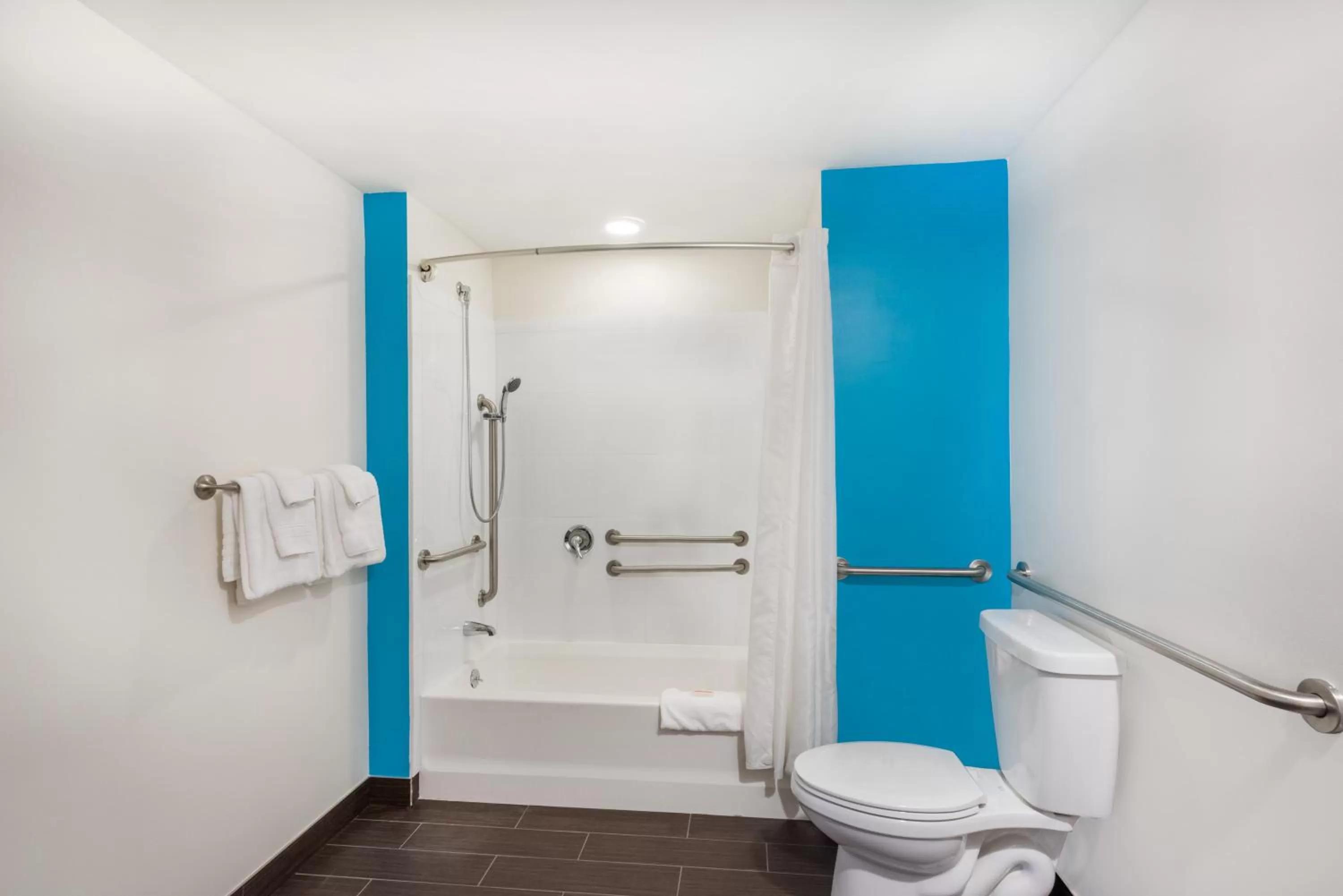 Queen Room - Disability Access/Non-Smoking in Howard Johnson by Wyndham Quincy/ Boston