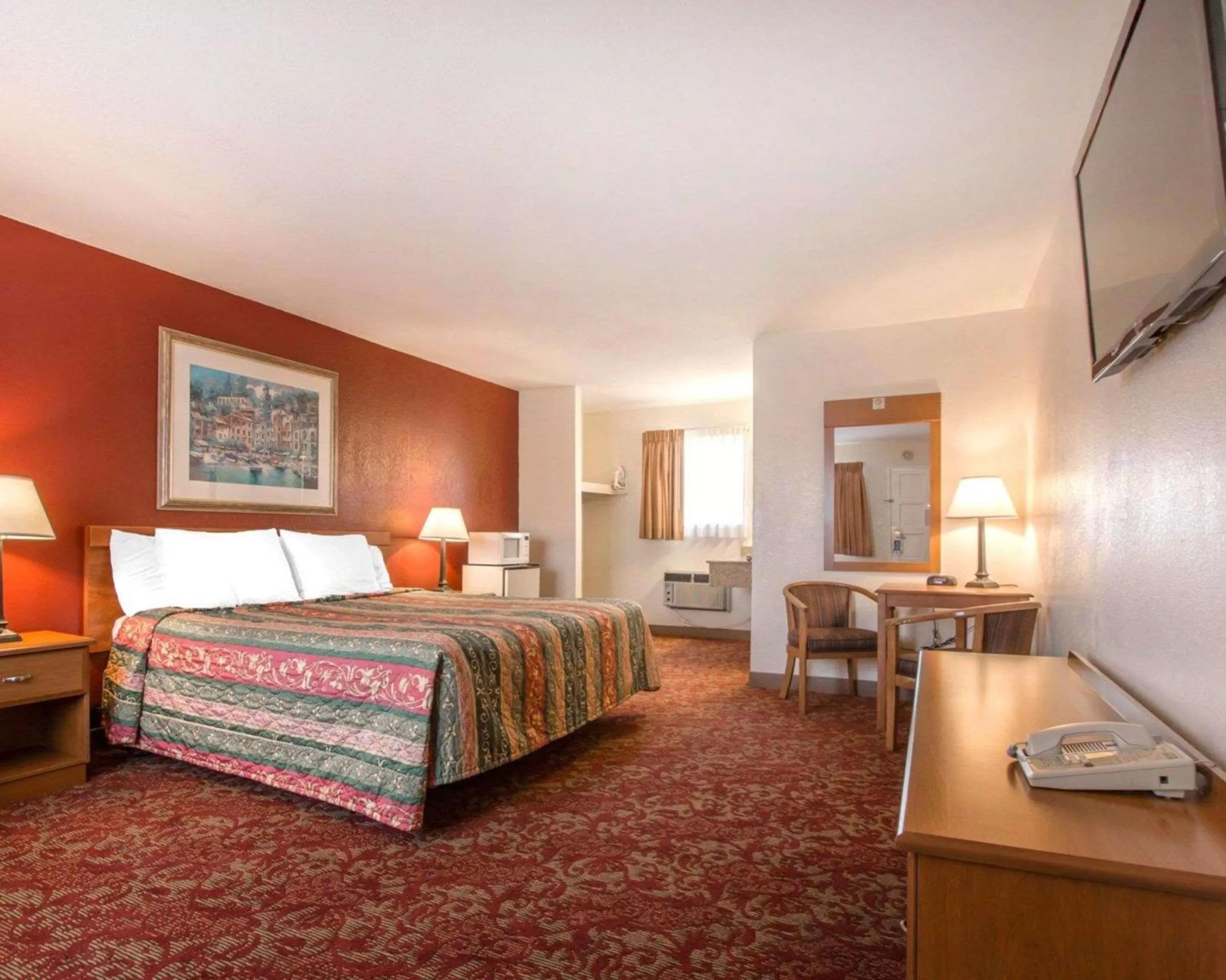 Queen Room - Non-Smoking in Rodeway Inn Fallbrook Downtown