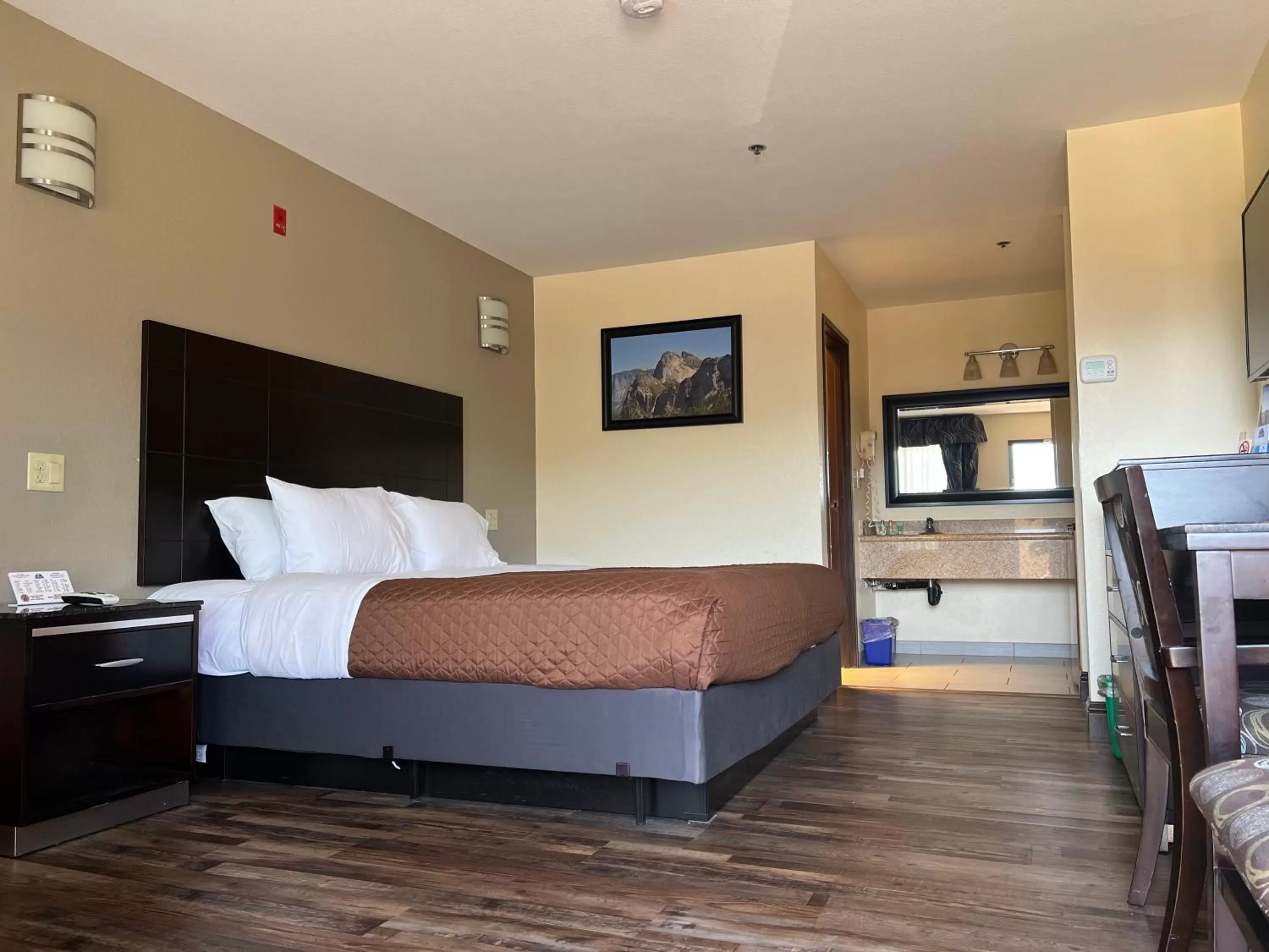 King Room in Yosemite Sierra Inn