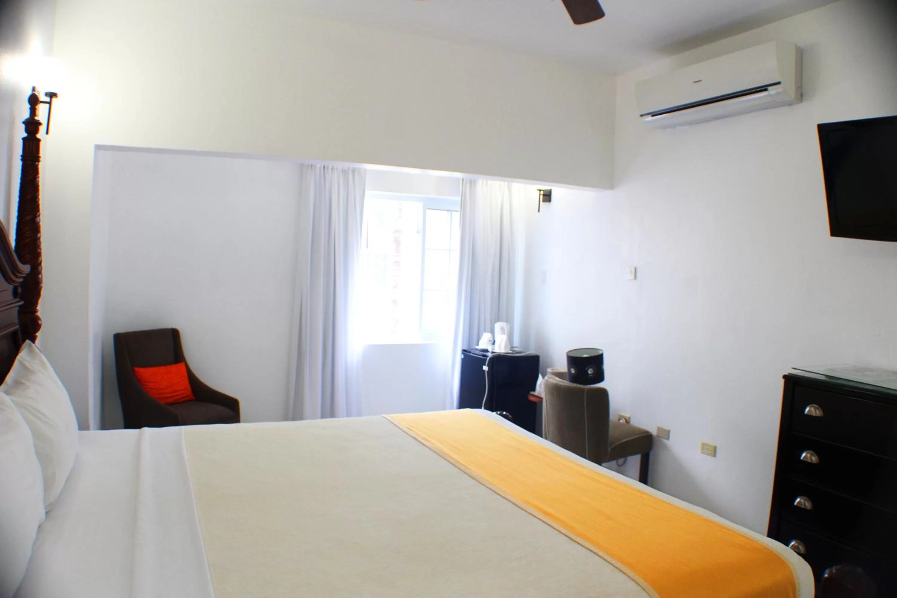 Executive Room 1 King Bed in Altamont Court Hotel