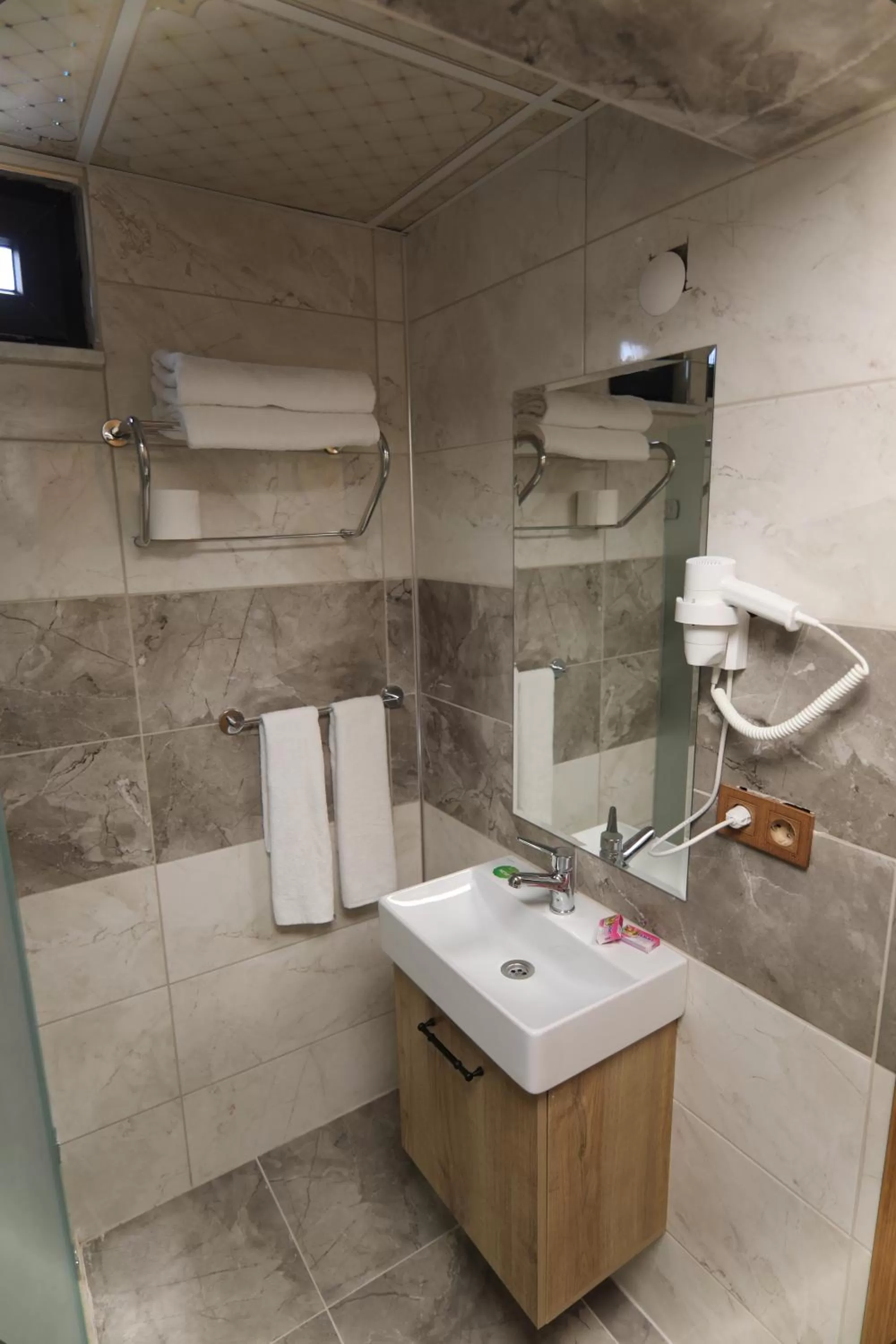 Budget Double Room in Marbes HOTEL