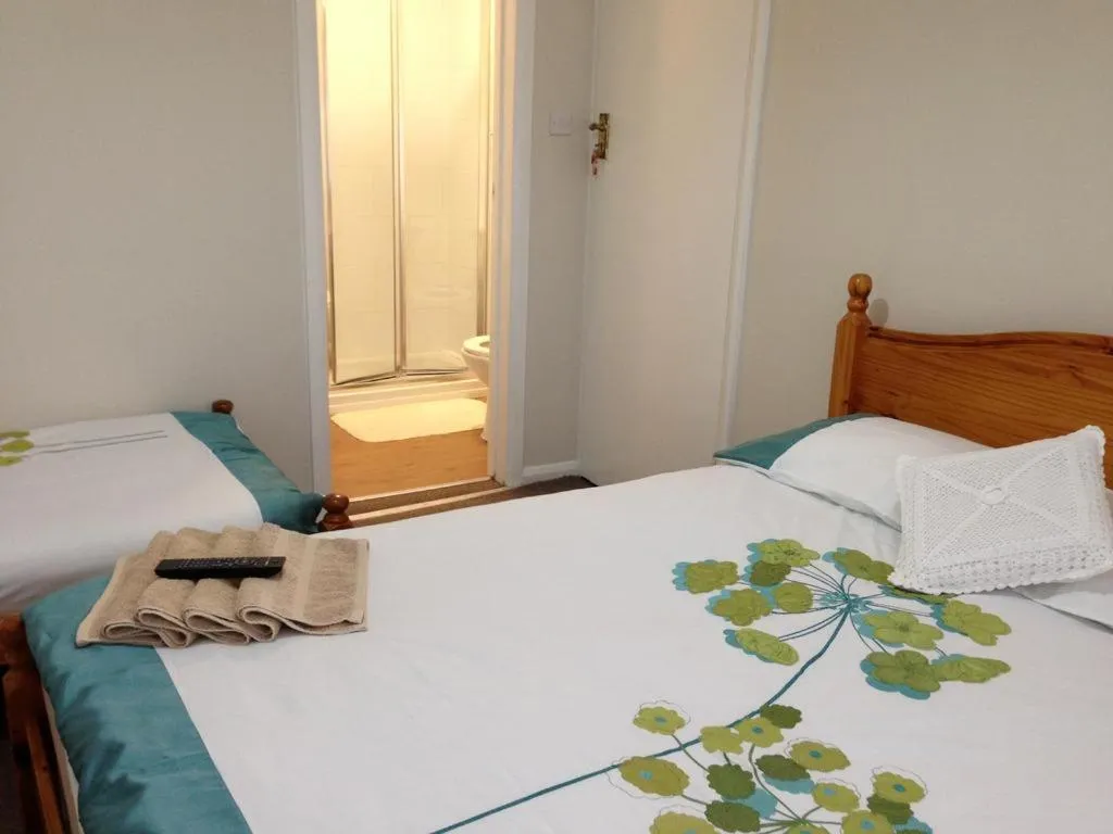 Double Room with Private Bathroom in Apple House Guesthouse Heathrow Airport