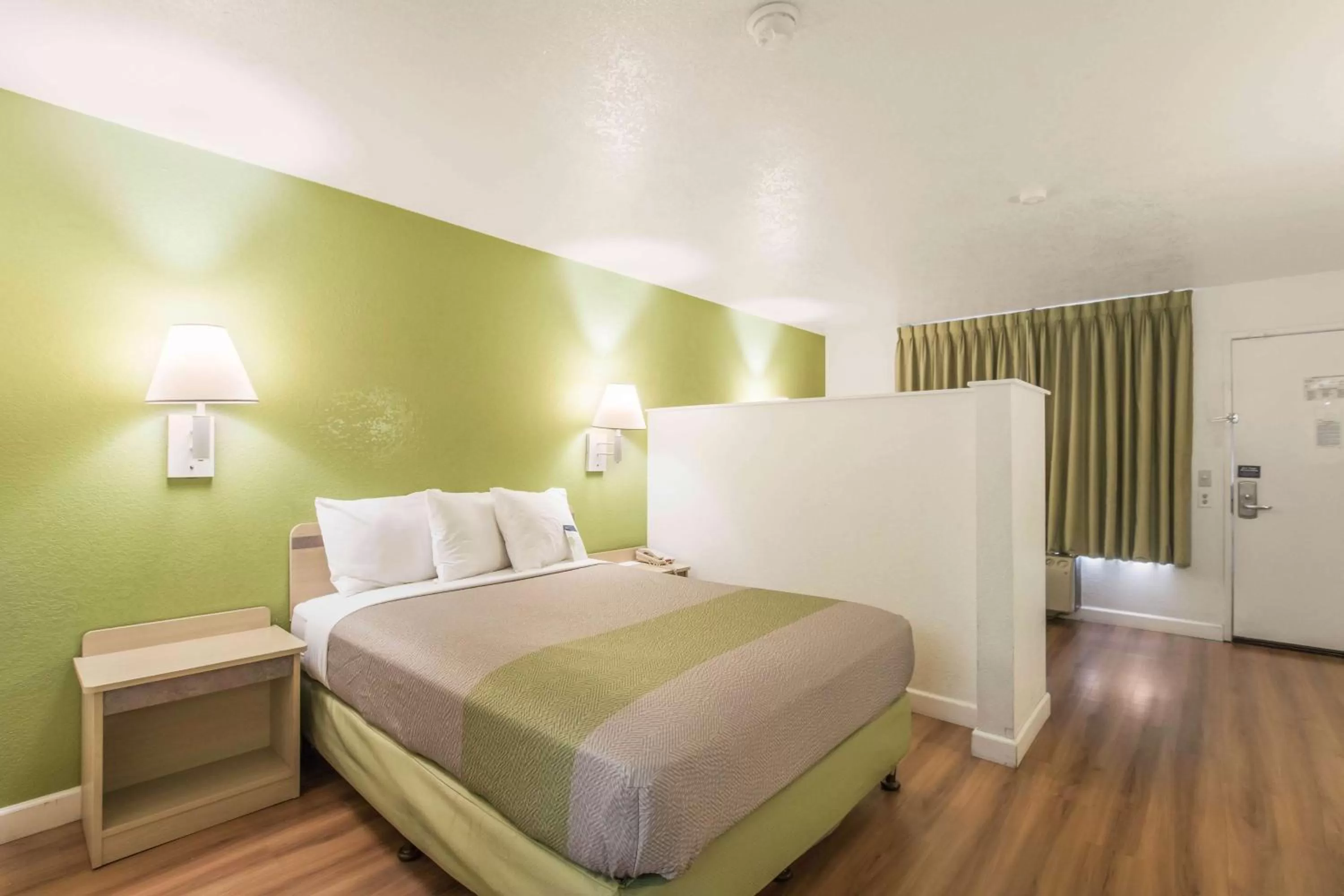 Queen Room - single occupancy - Smoking in Motel 6 Hemet