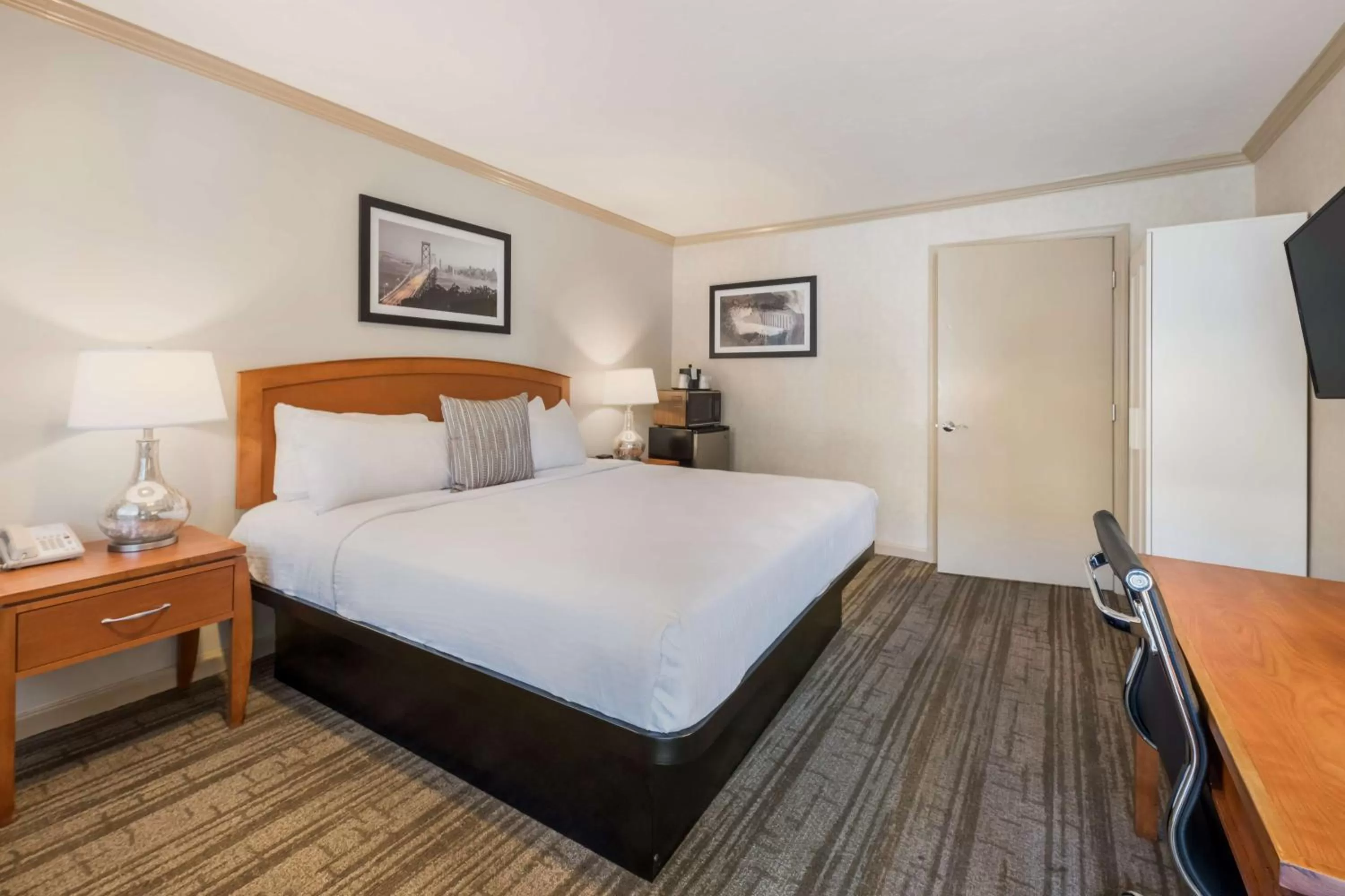 King Room with Roll-in Shower - Disability Access/Non-Smoking in SureStay Plus Hotel by Best Western Mountain View