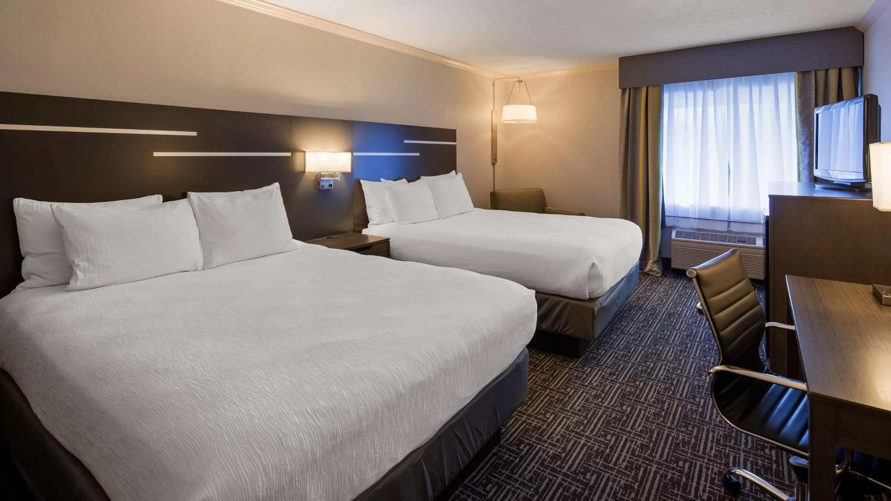 Queen Room with Two Queen Beds - Mobility Access with Bath Tub in Best Western Plus Morristown Conference Center