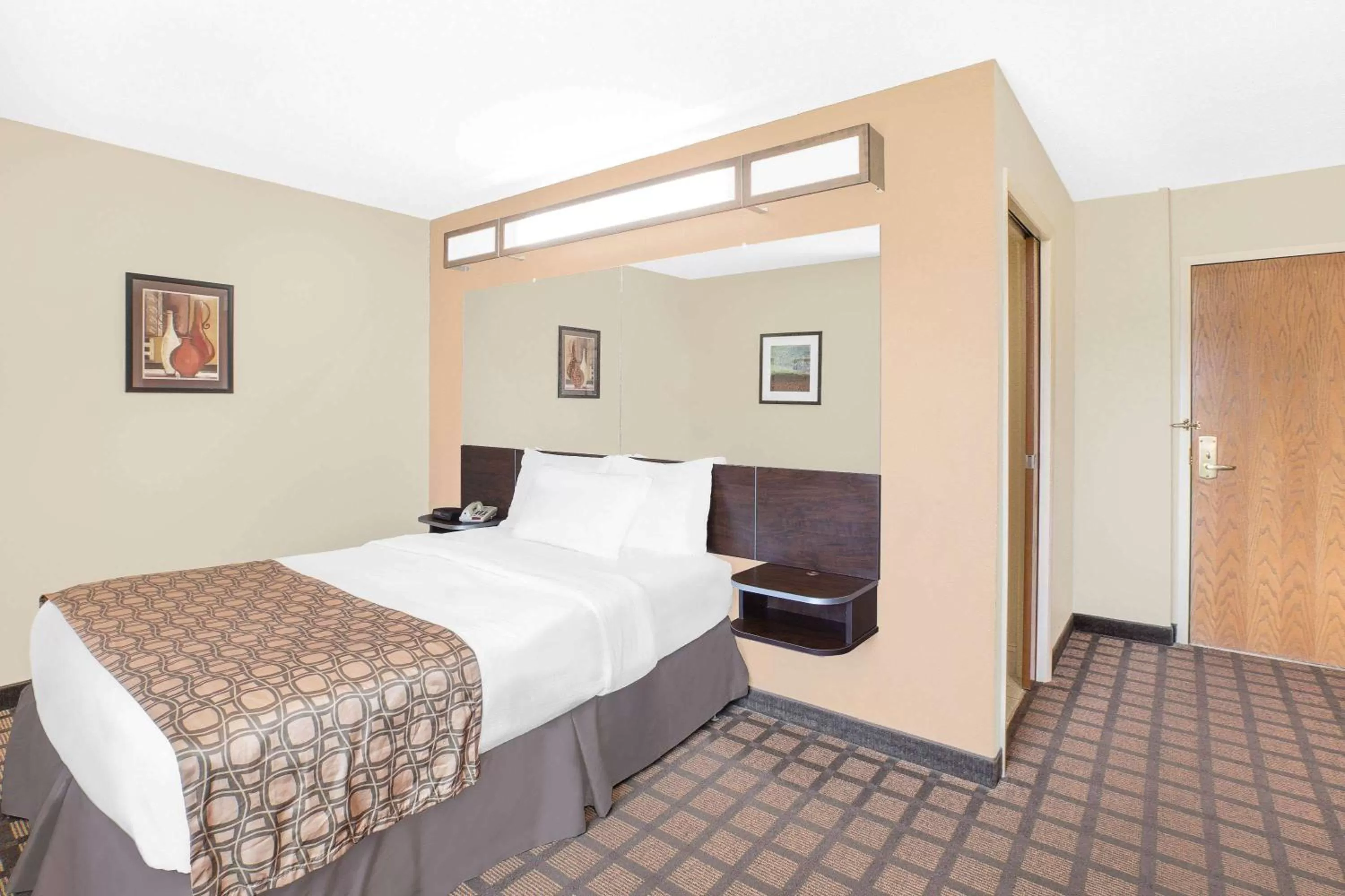 Queen Room - Non-Smoking in Microtel Inn & Suites by Wyndham Franklin