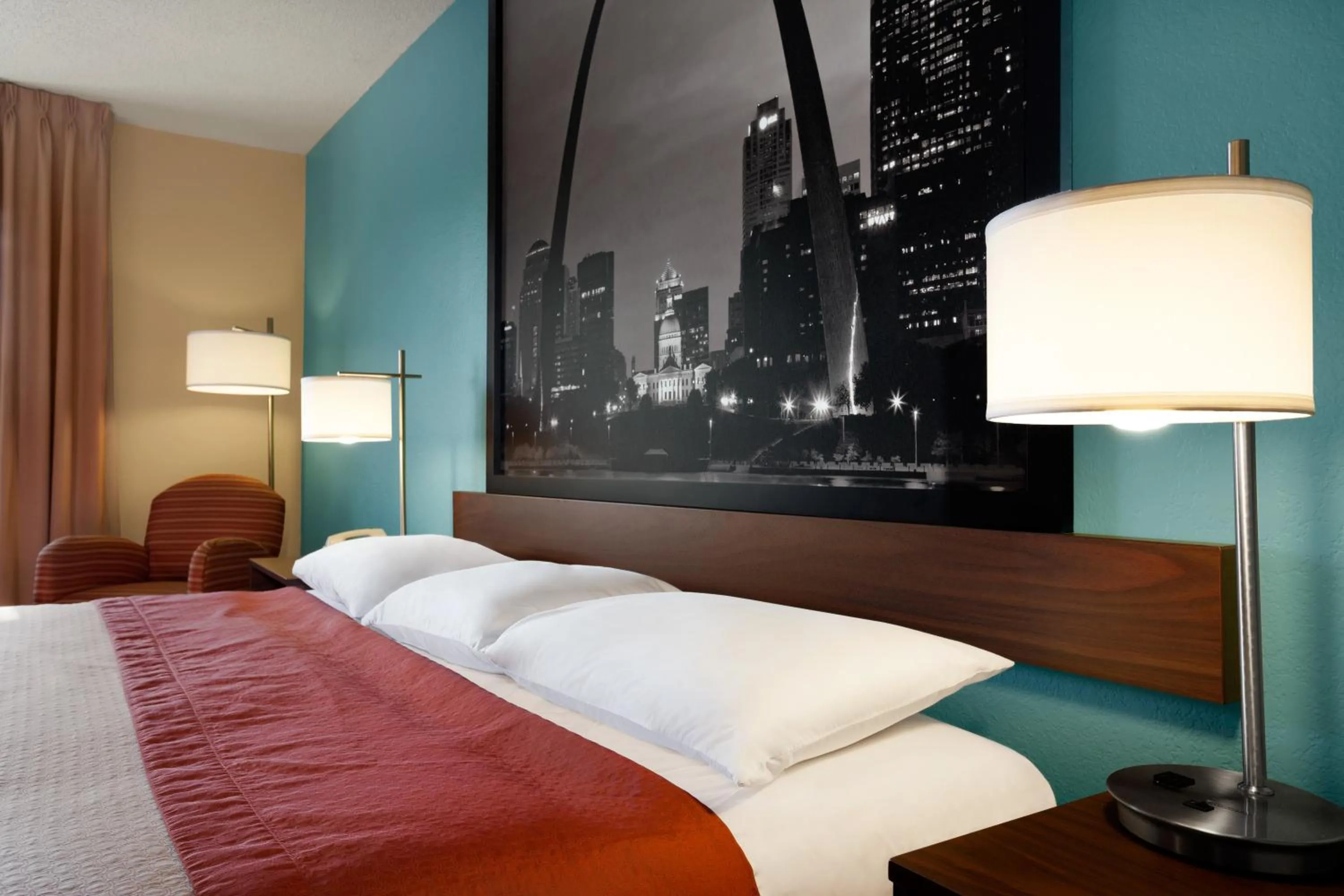 King Suite - Smoking in Super 8 by Wyndham Collinsville St. Louis