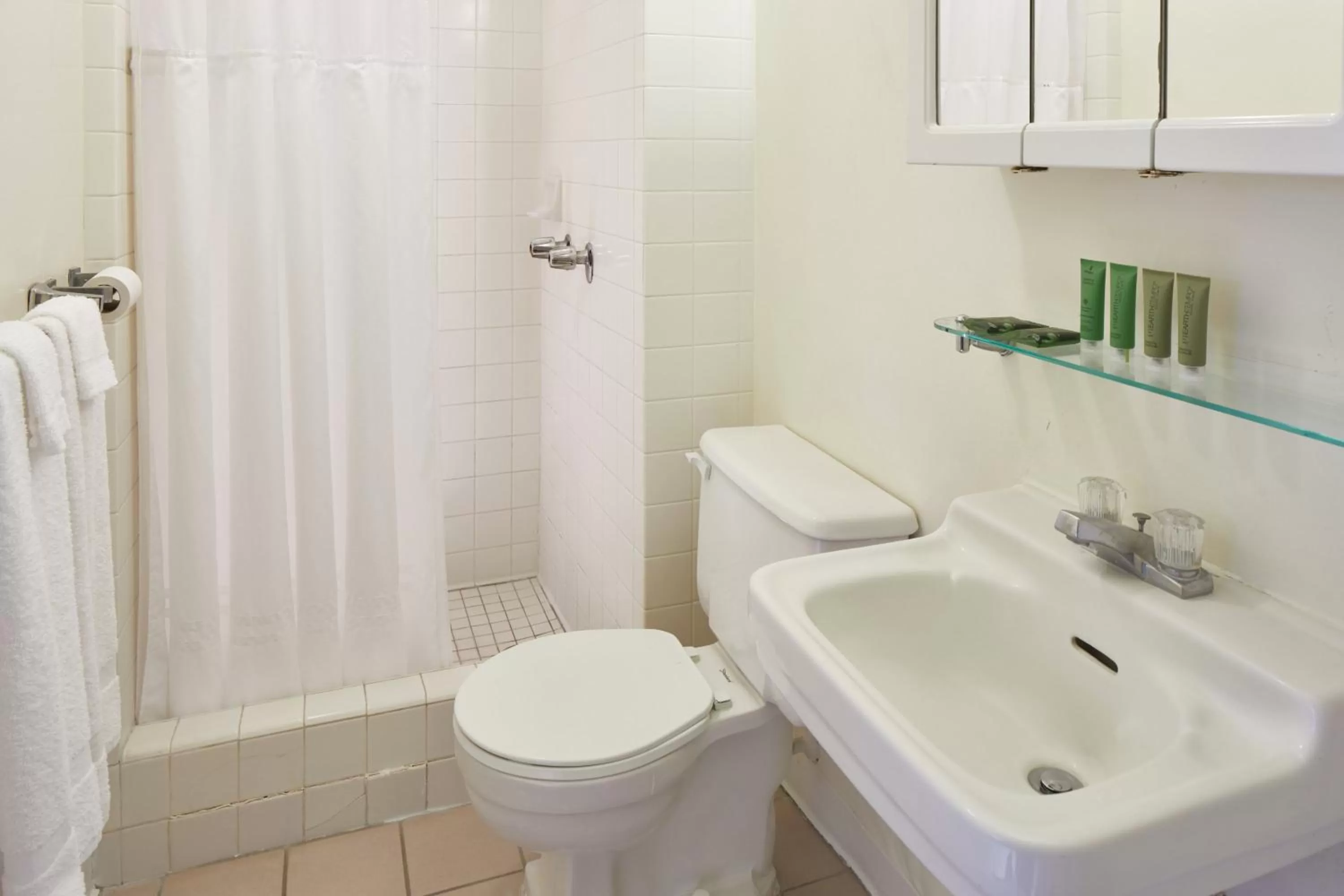 Standard Twin Room in Pacific Marina Inn