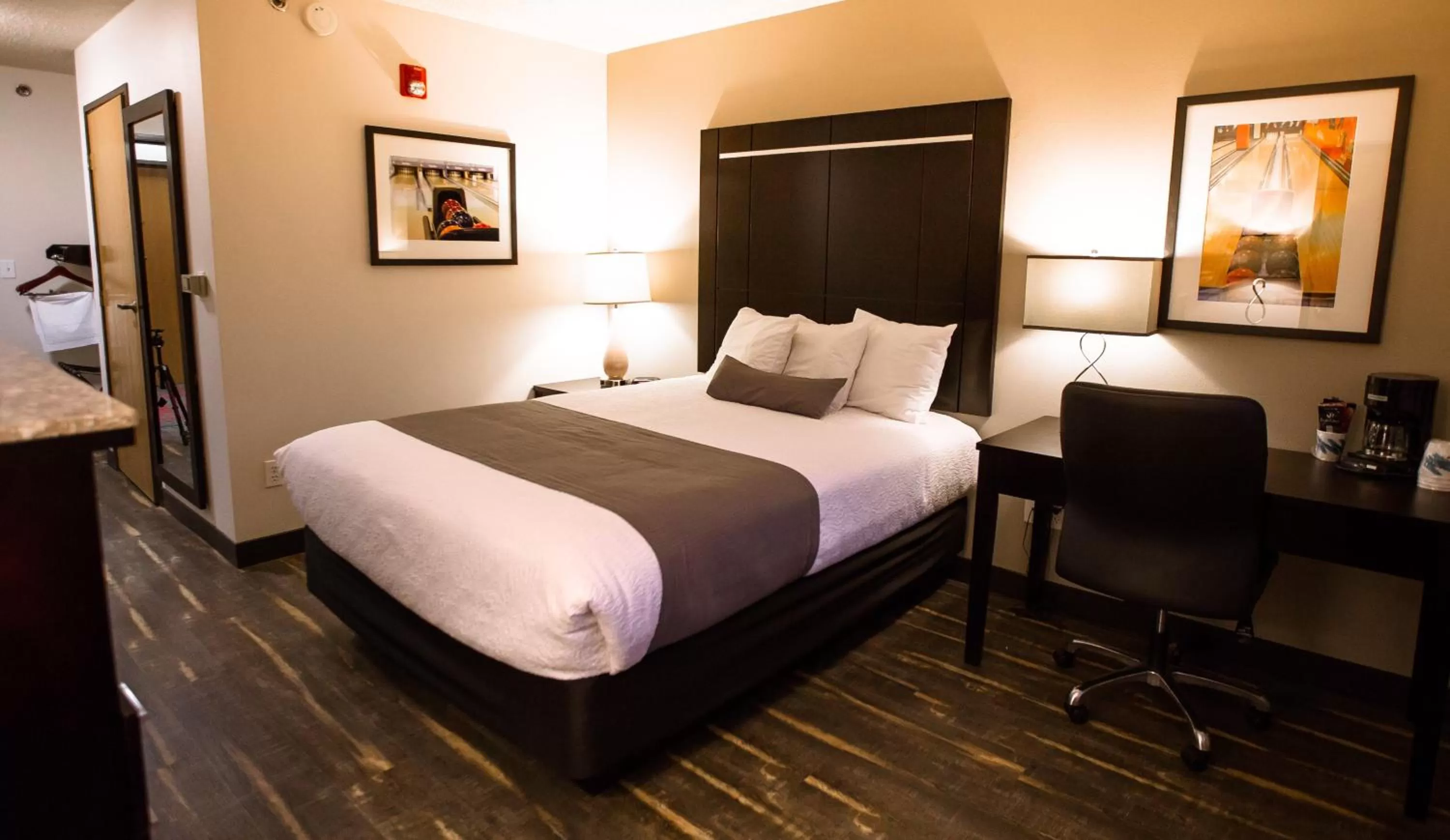 Single Queen Room - ADA Accessible in Ten Pin Inn & Suites