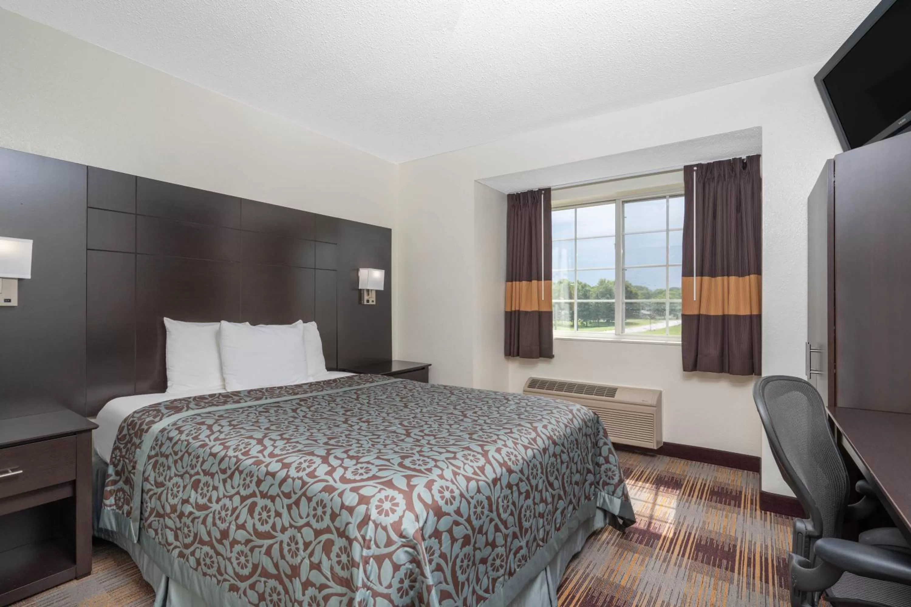 Queen Suite - Non-Smoking in Days Inn by Wyndham Faribault