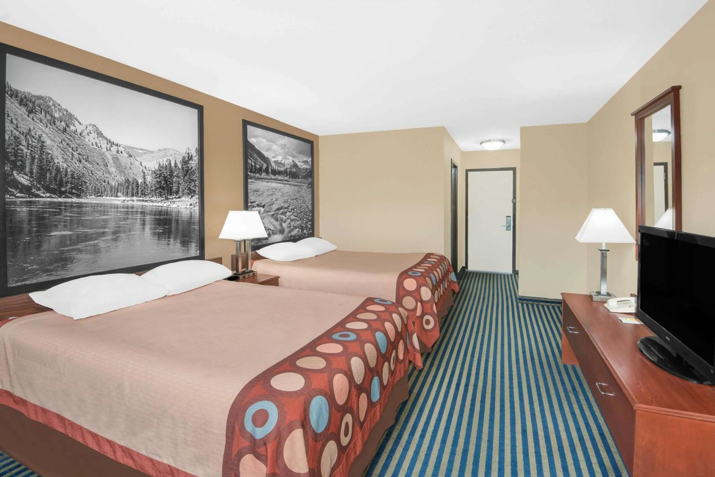 Queen Room with Two Queen Beds - Non-Smoking in Super 8 by Wyndham Marshalltown