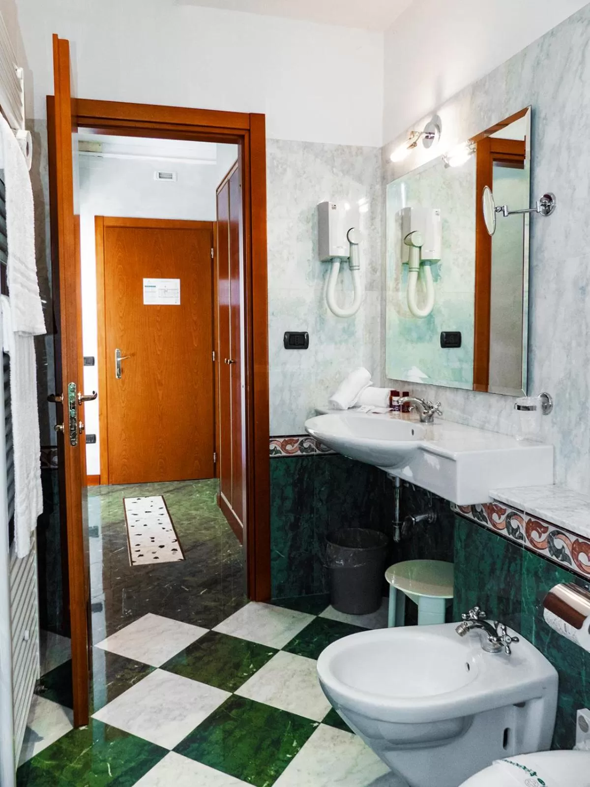 Twin Room - single occupancy in Hotel Astoria