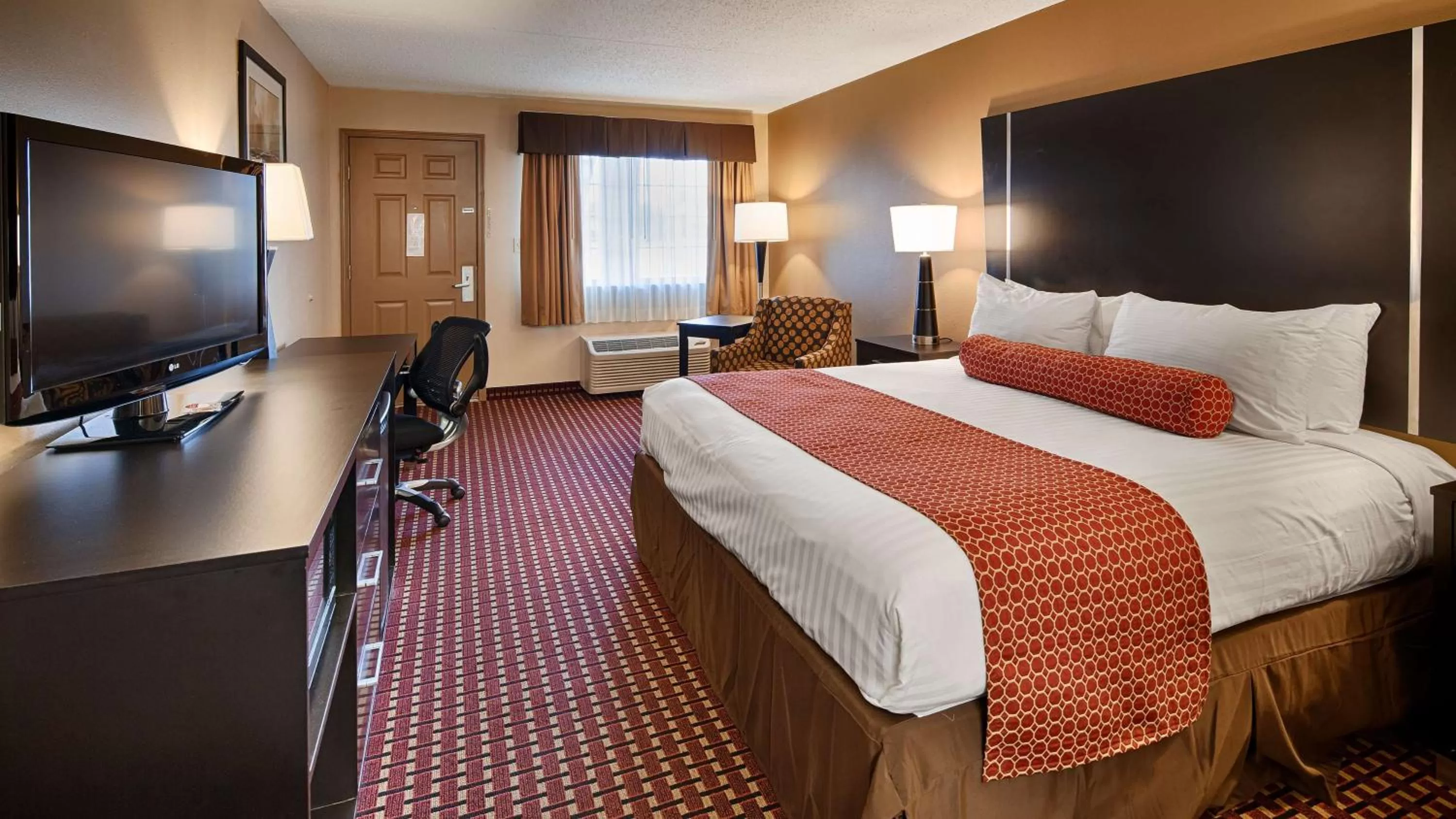 King Room with Roll-in Shower - Disability Access/Non-Smoking in Best Western Van Buren Inn