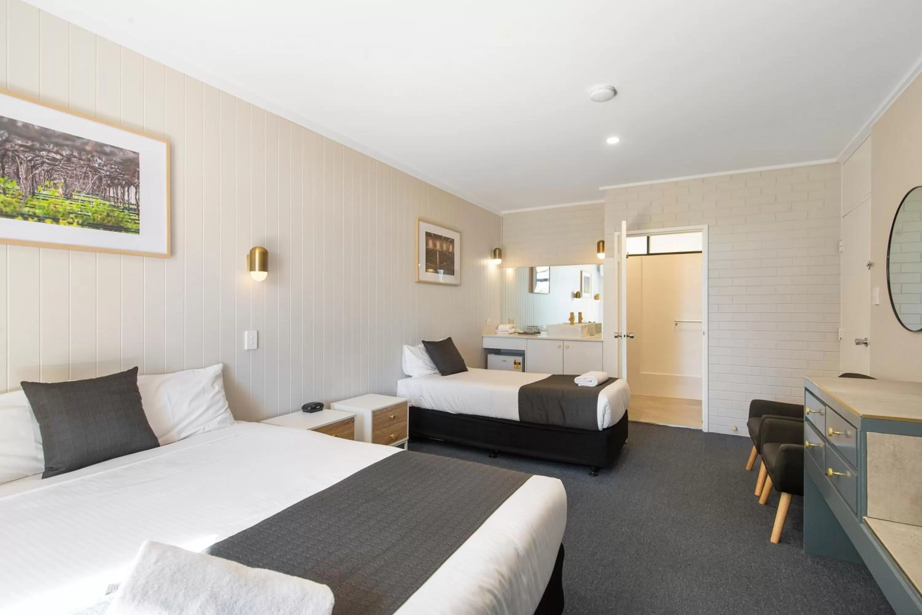 Queen Room - Disability Access in The Wine Vine Hotel