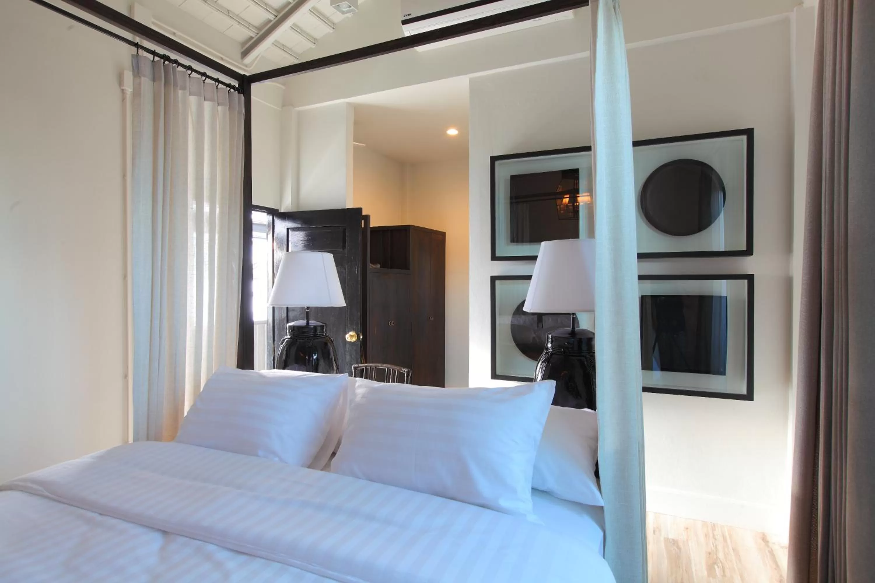 99 Deluxe Double Room in 99 The Gallery Hotel