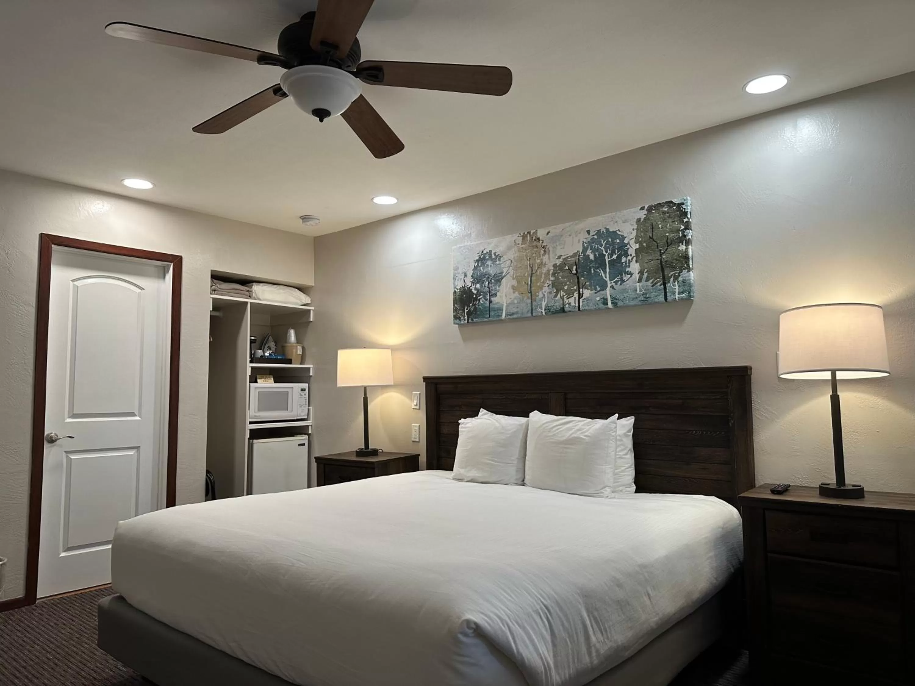 Standard King Room in Bluebird Inn