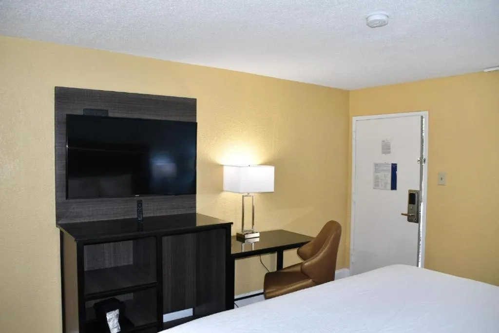 King Room - Non-Smoking in Baymont by Wyndham Macon I-75