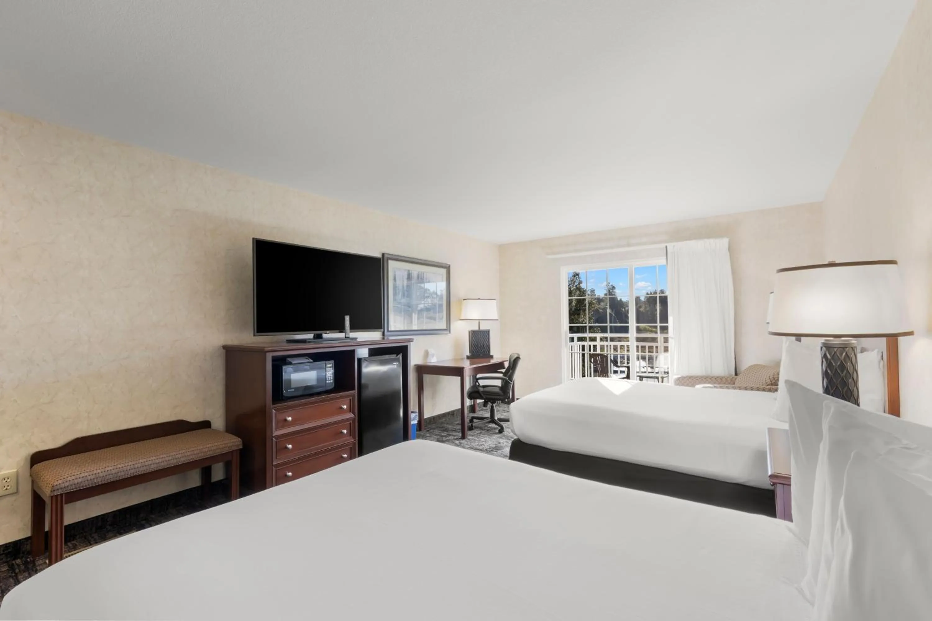 2 Queens with Balcony Estuary View in Beach House Inn