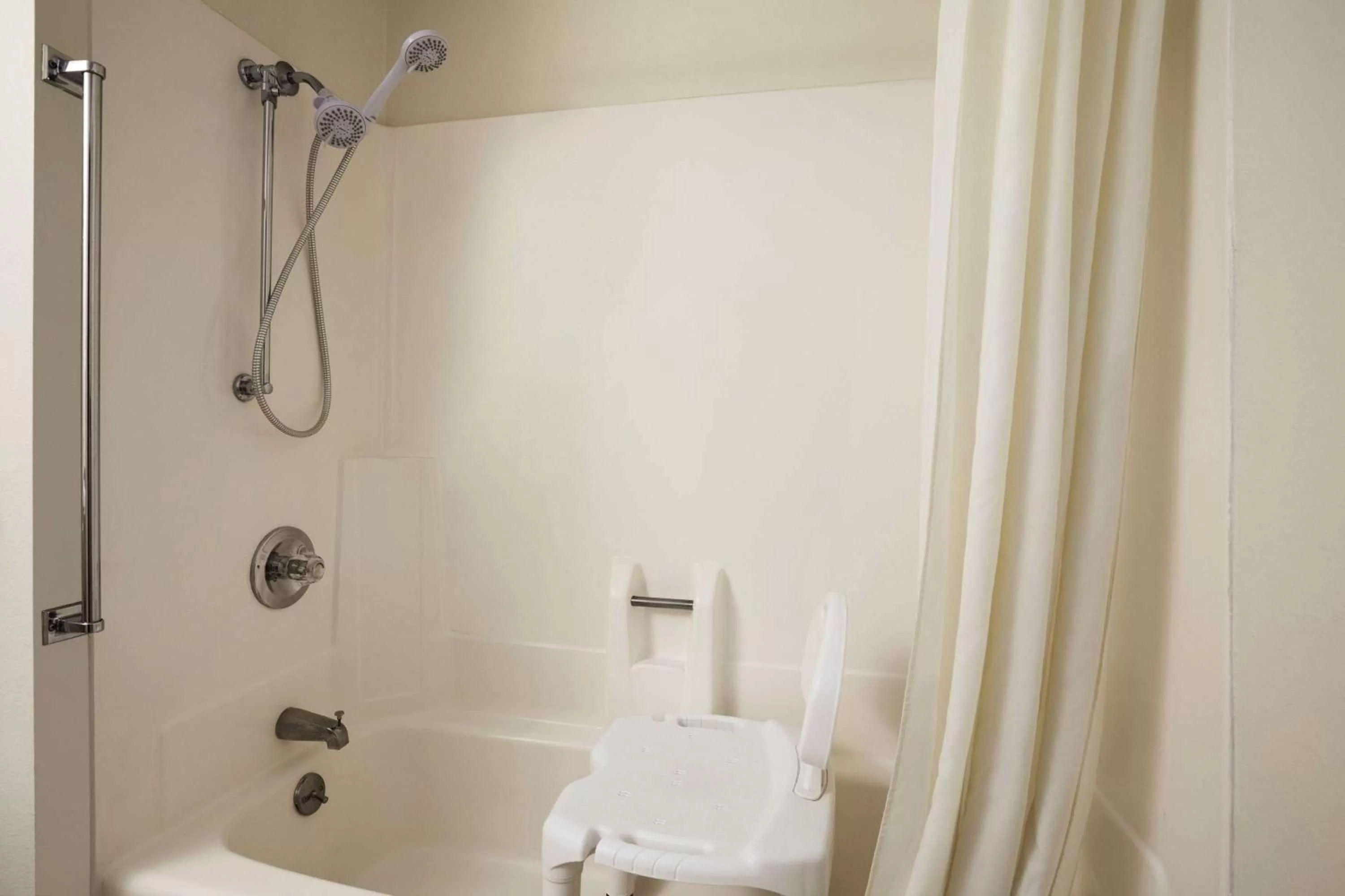 Queen Room - Mobility Access/Non-Smoking in Super 8 by Wyndham Williston ND