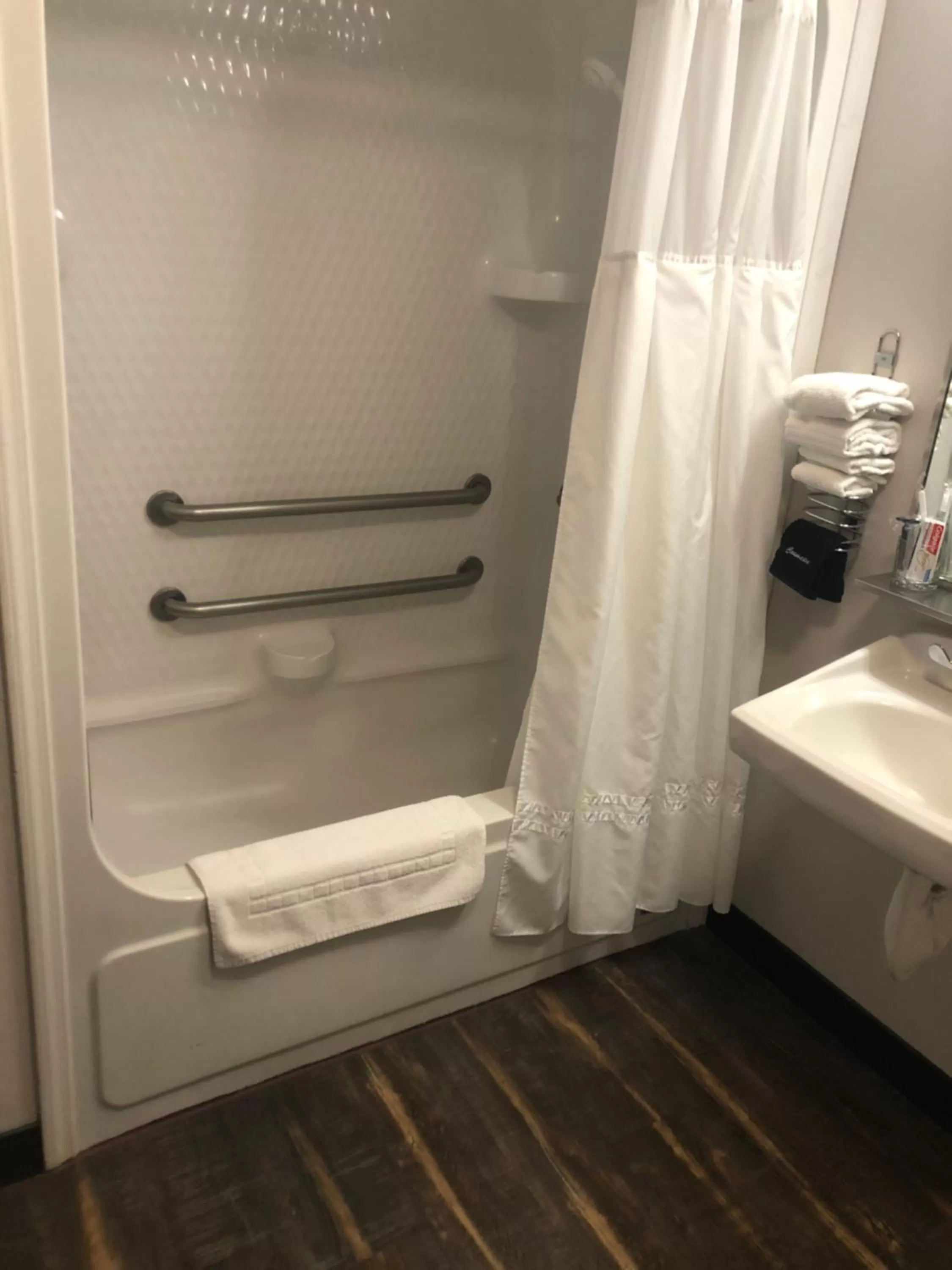 King Room with Spa Bath Disability Access in Ten Pin Inn & Suites