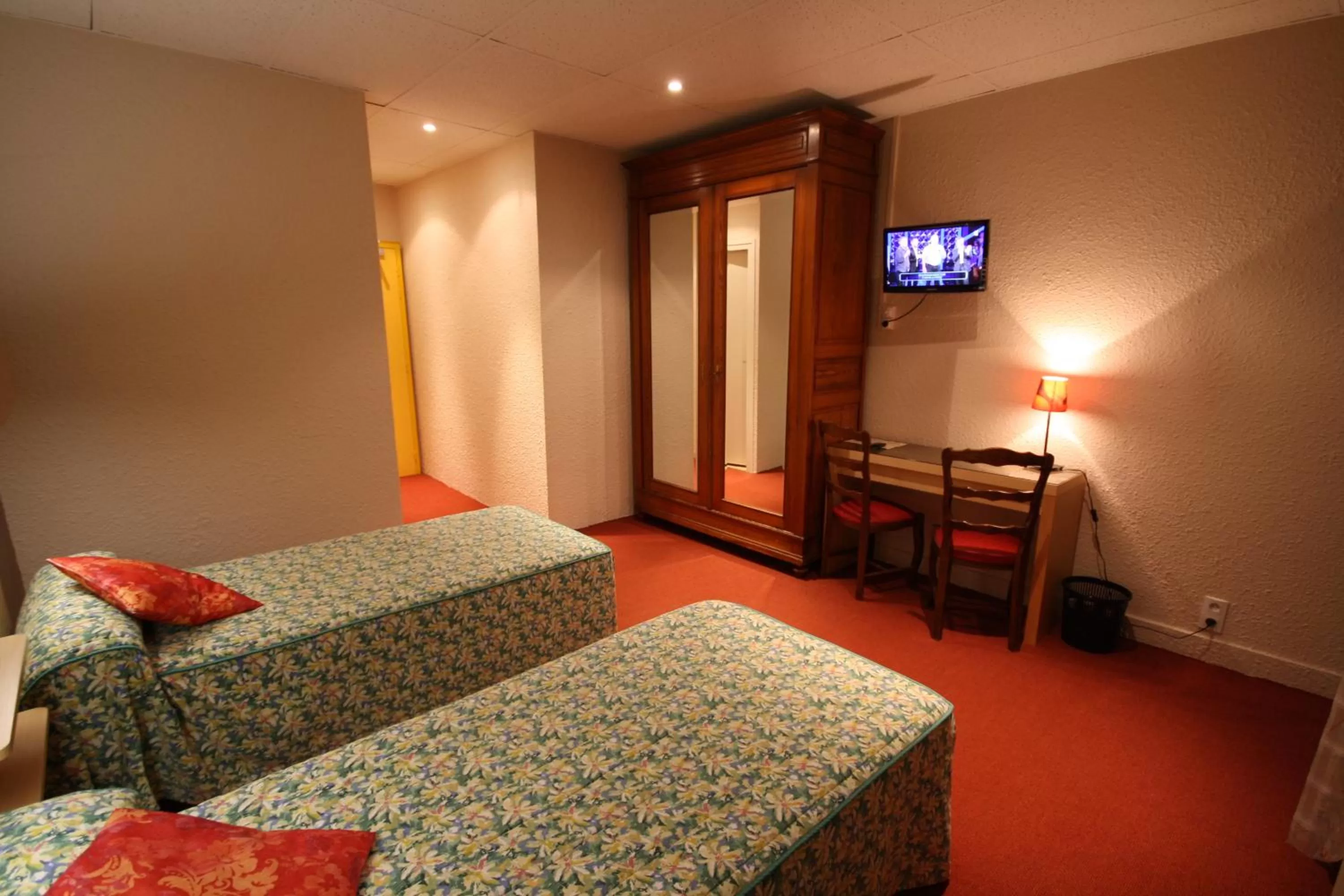 Twin Room in Logis Hotel L'ange Couronne