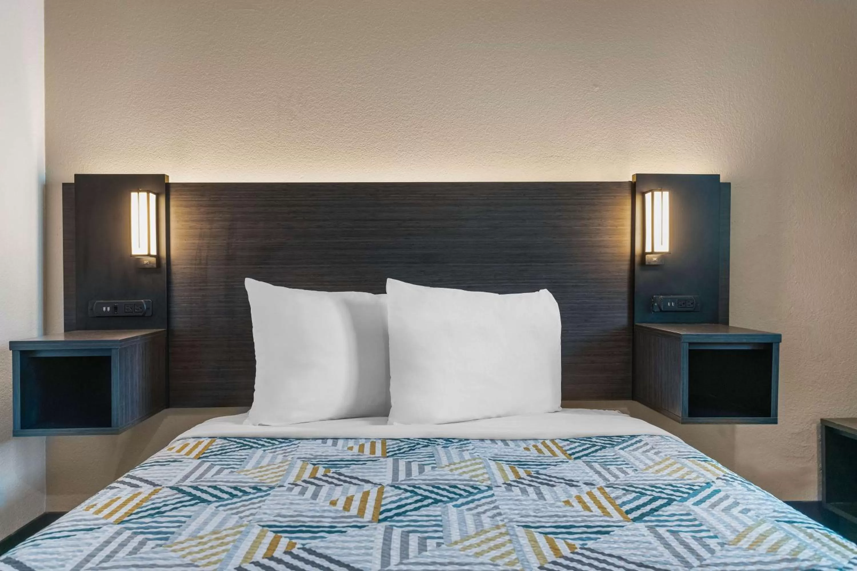 Deluxe Queen Room - Smoking in Motel 6-Merced, CA - North