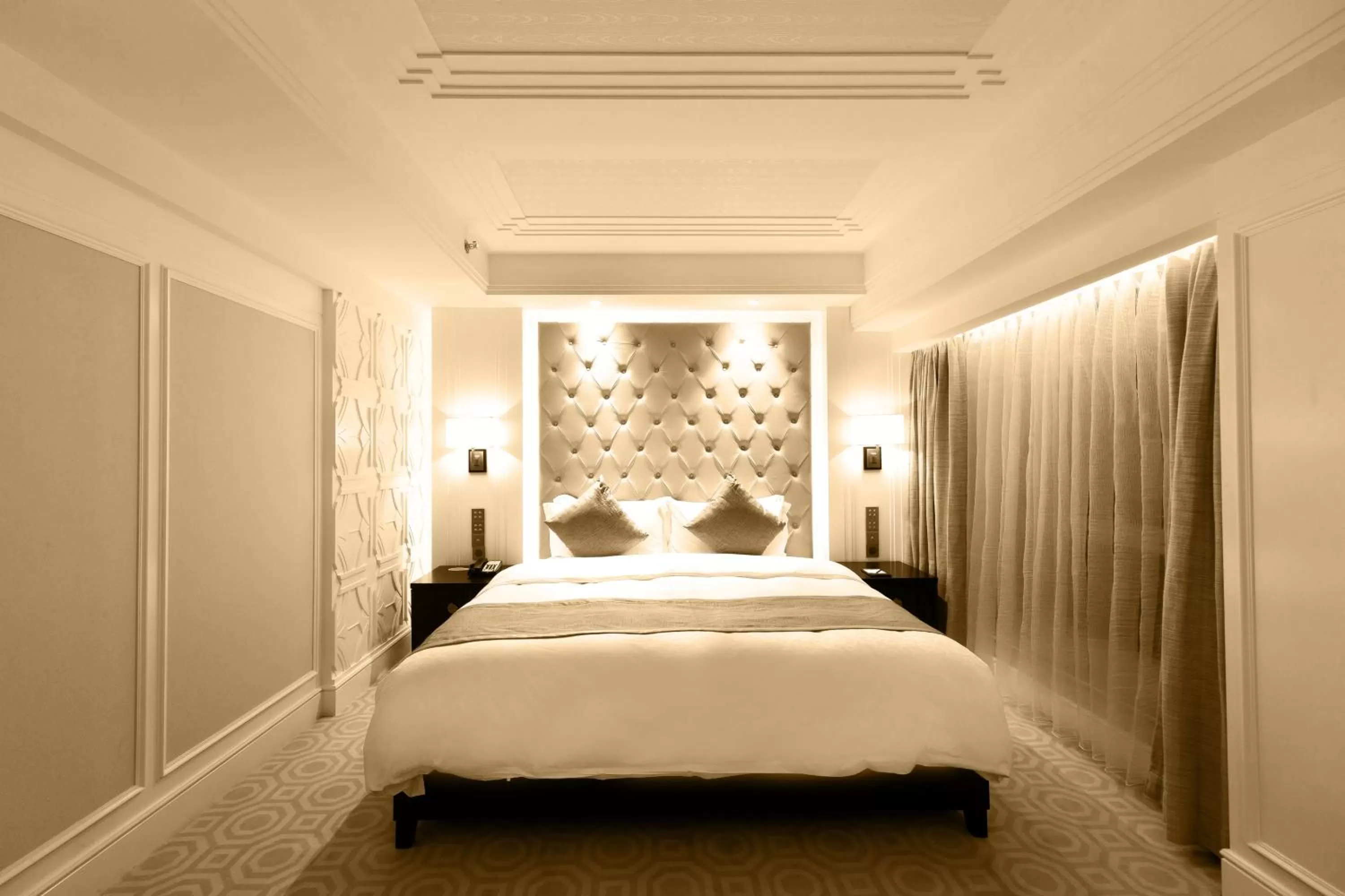 Bed in Paramount Gallery Hotel