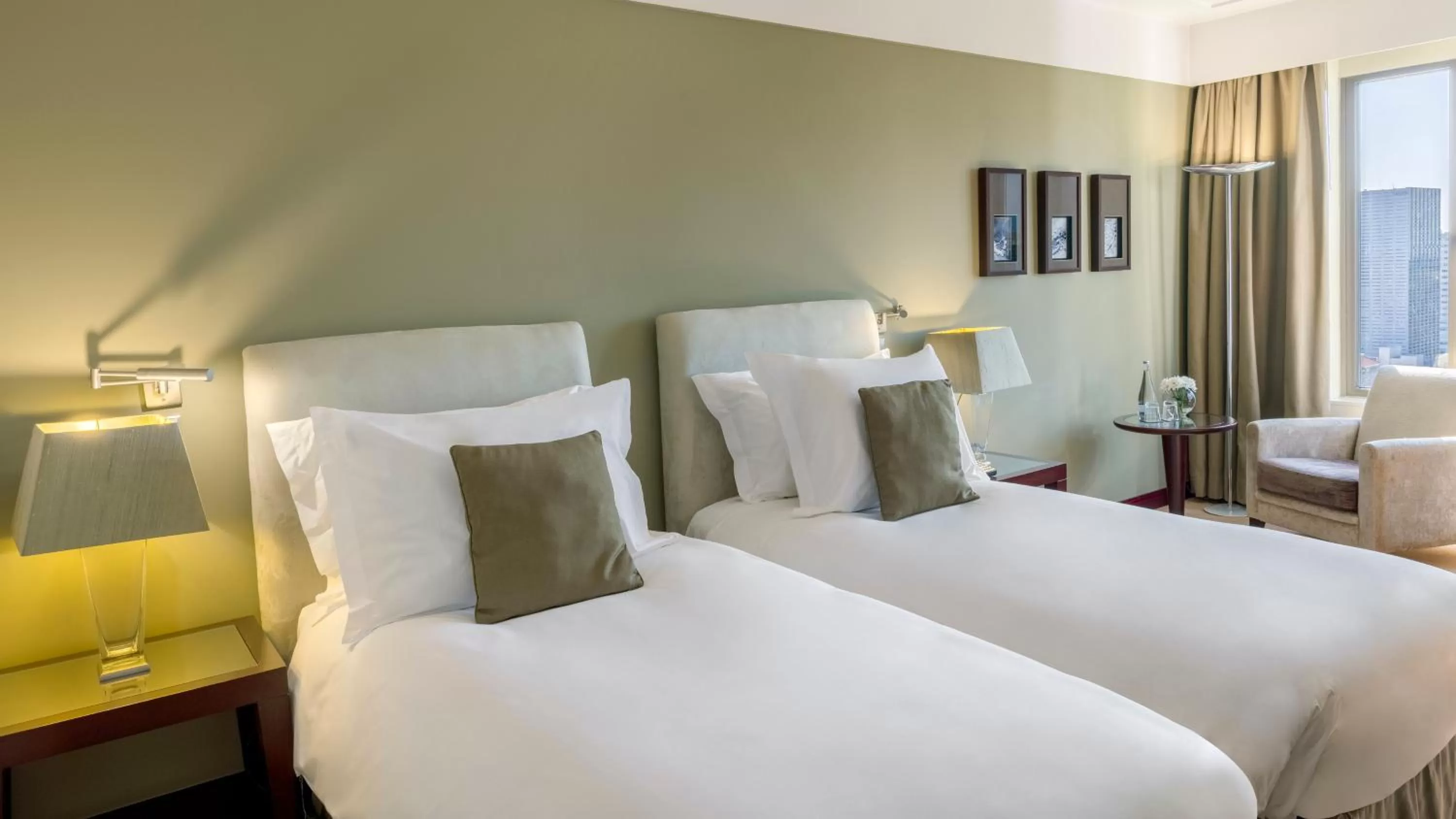 Standard Twin Room with Lounge Access - High Floor in Crowne Plaza Porto by IHG