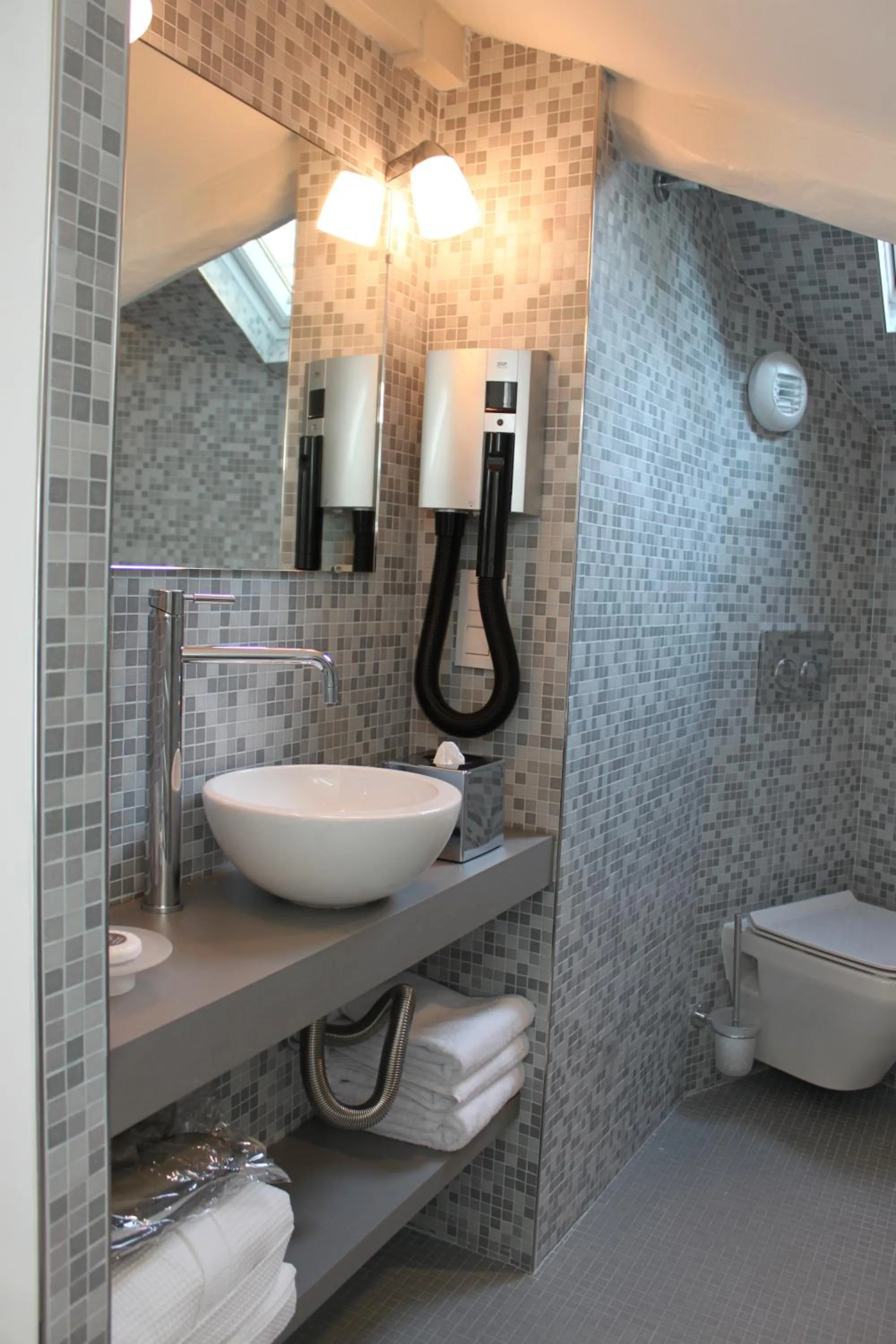 Two Connecting Classic Double Rooms in My Home In Paris