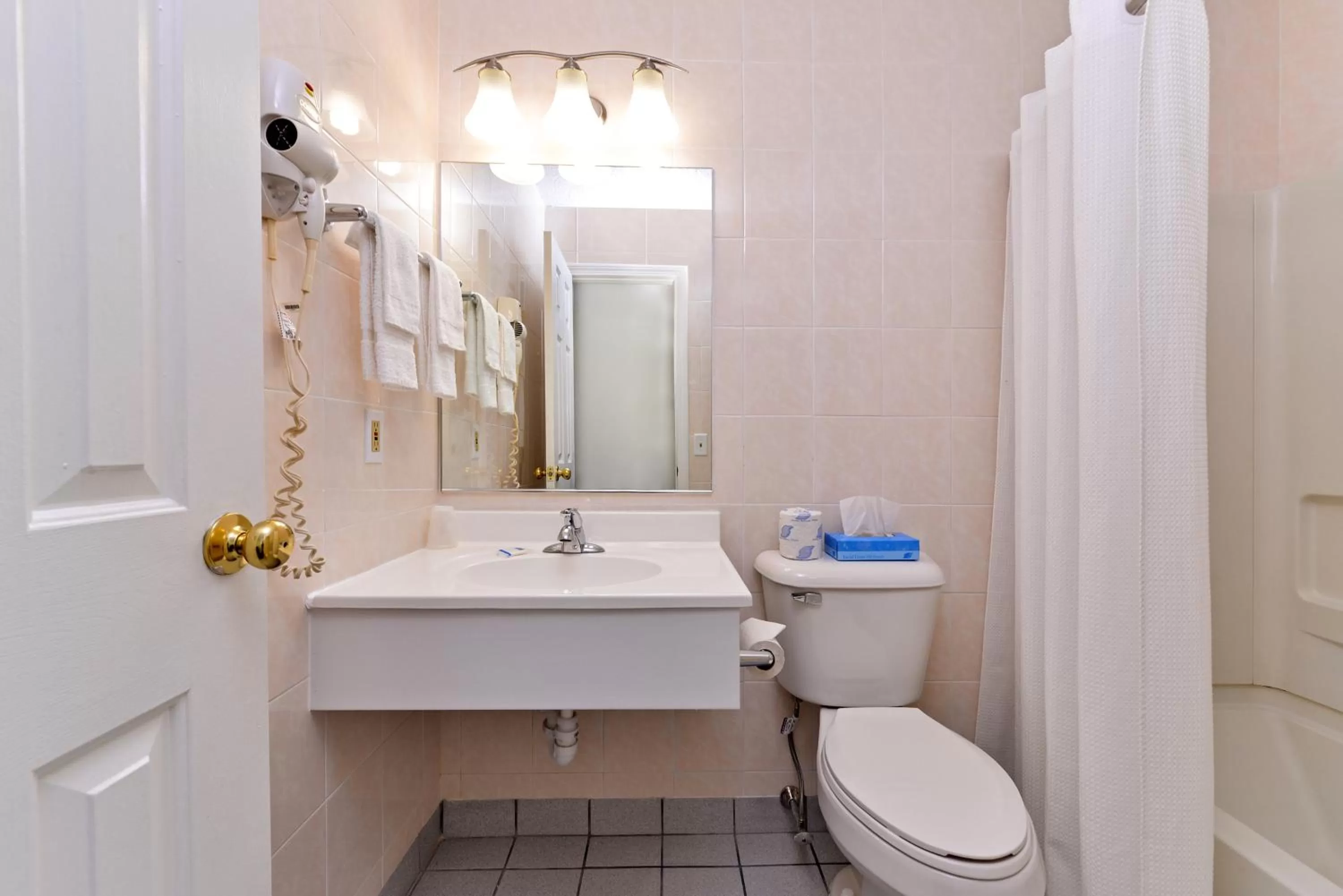 Queen Room with Two Queen Beds - Non Smoking in Rodeway Inn Groton - New London